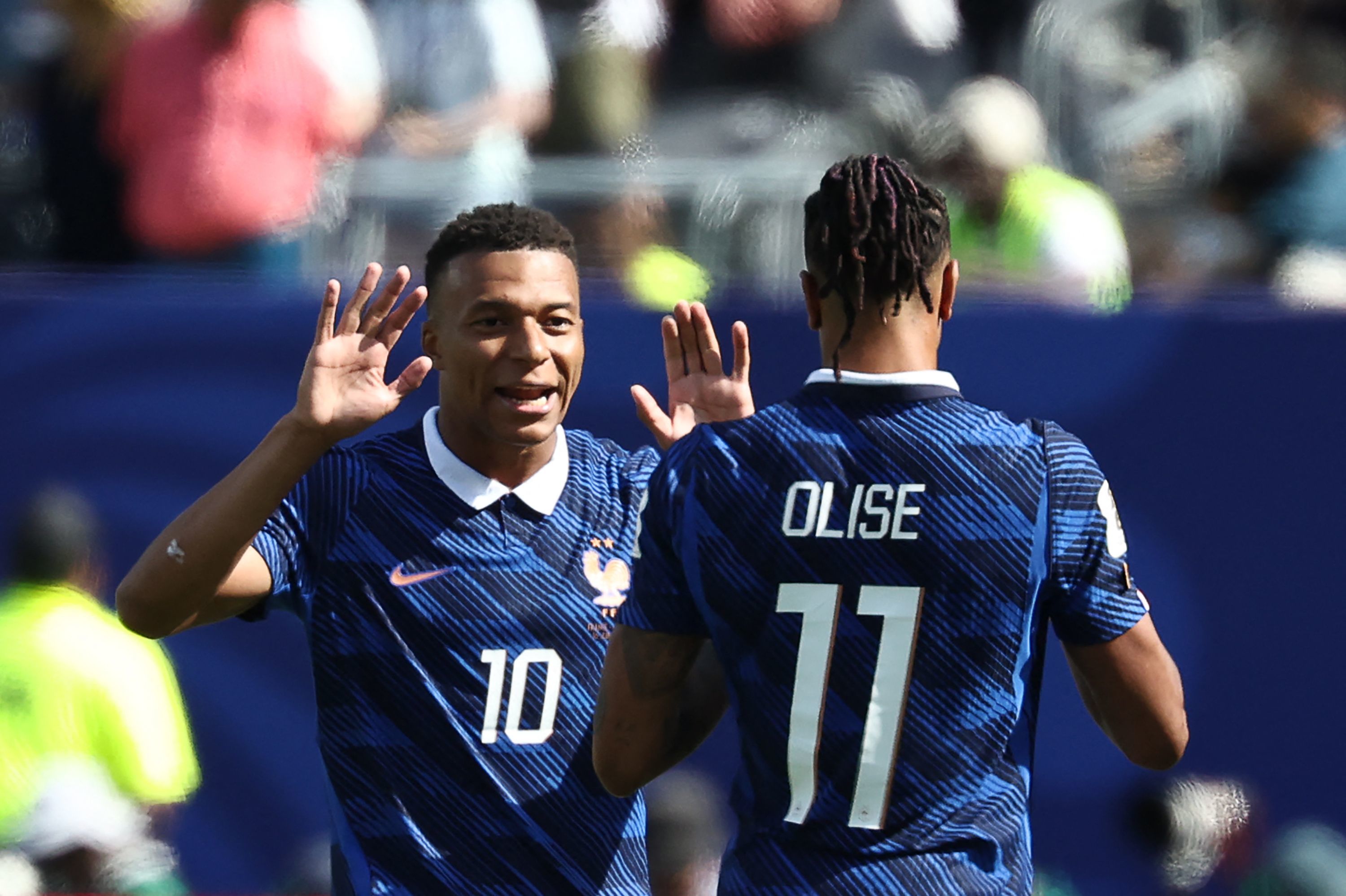 Mbappé y Olise celebran uno de los goles.