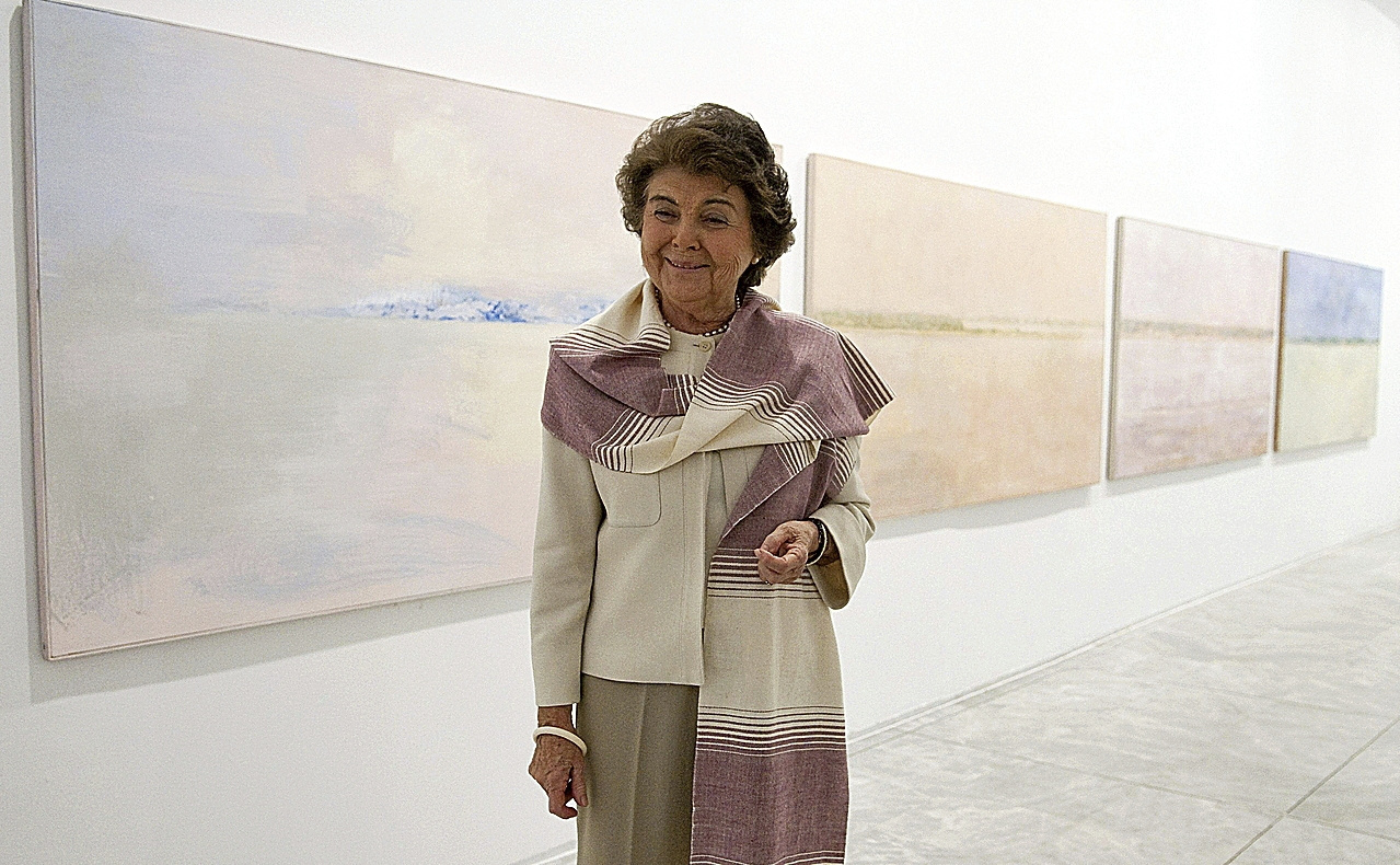 La artista sevillana Carmen Laffón, en 2014, ante algunas de sus obras.