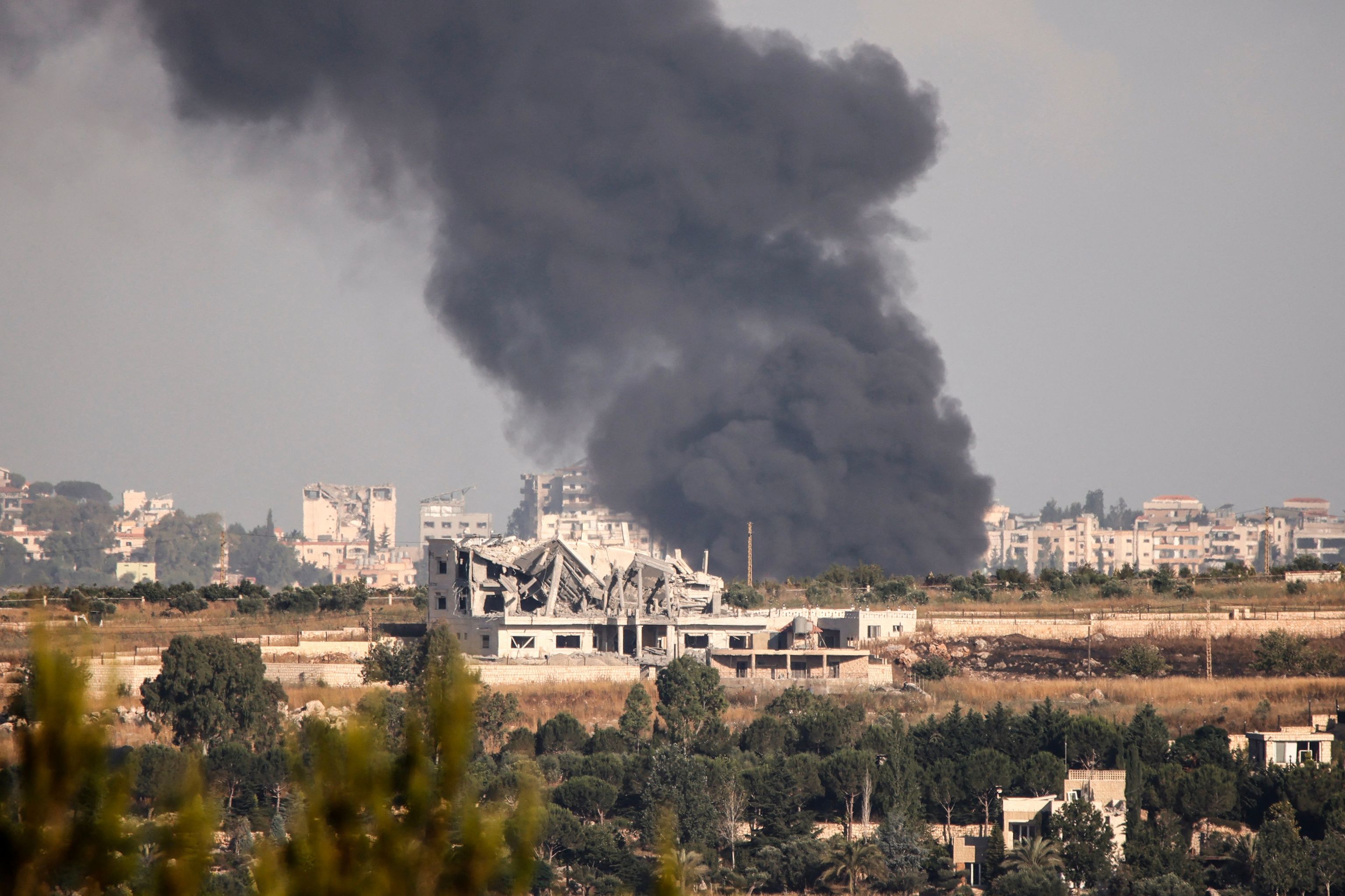 Una columna de humo sale de un pueblo del sur de Líbano tras un ataque de Israel.