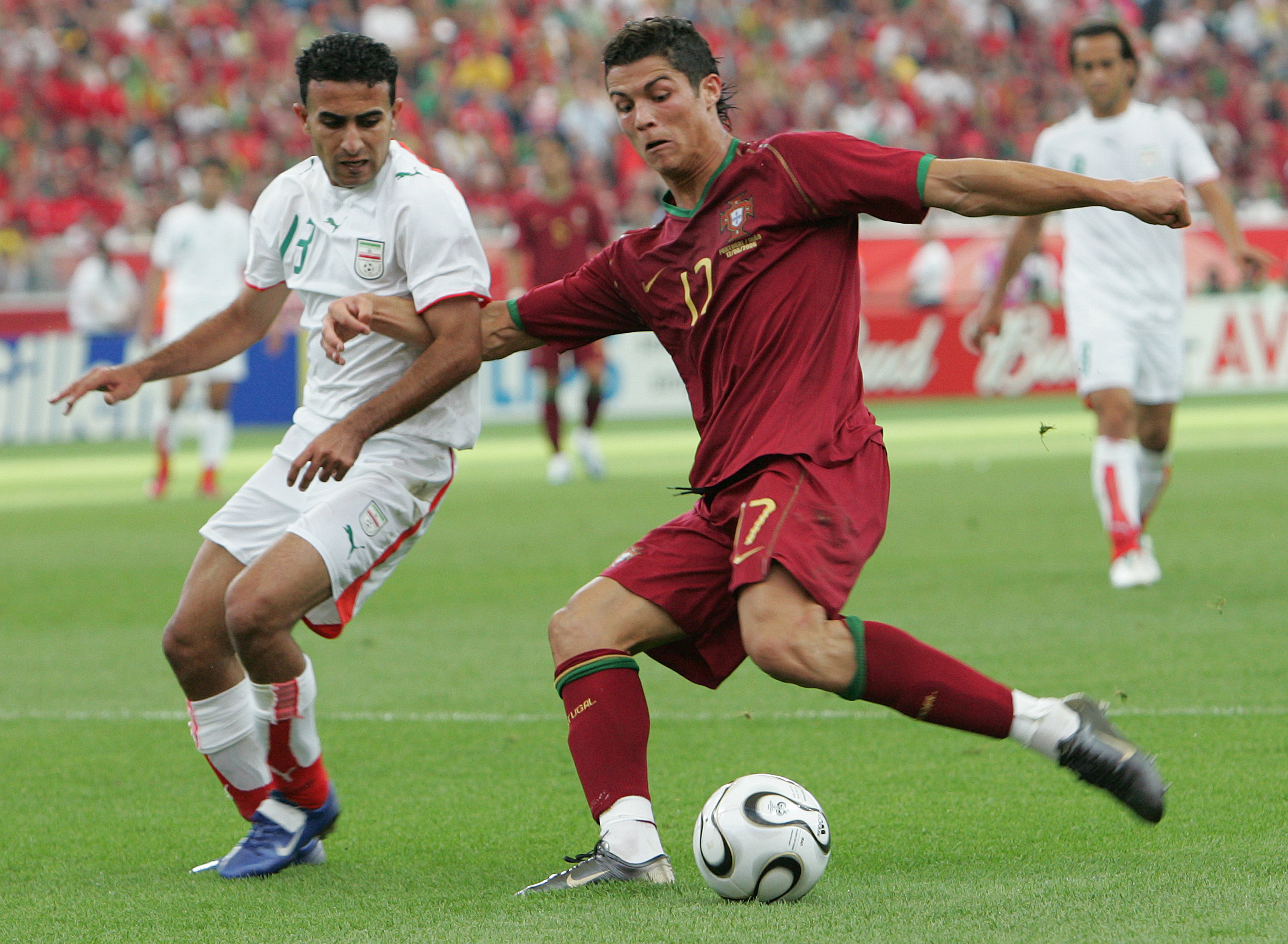 Cristiano Ronaldo protegiendo un balón en el partido amistoso entre Portugal e Irán.