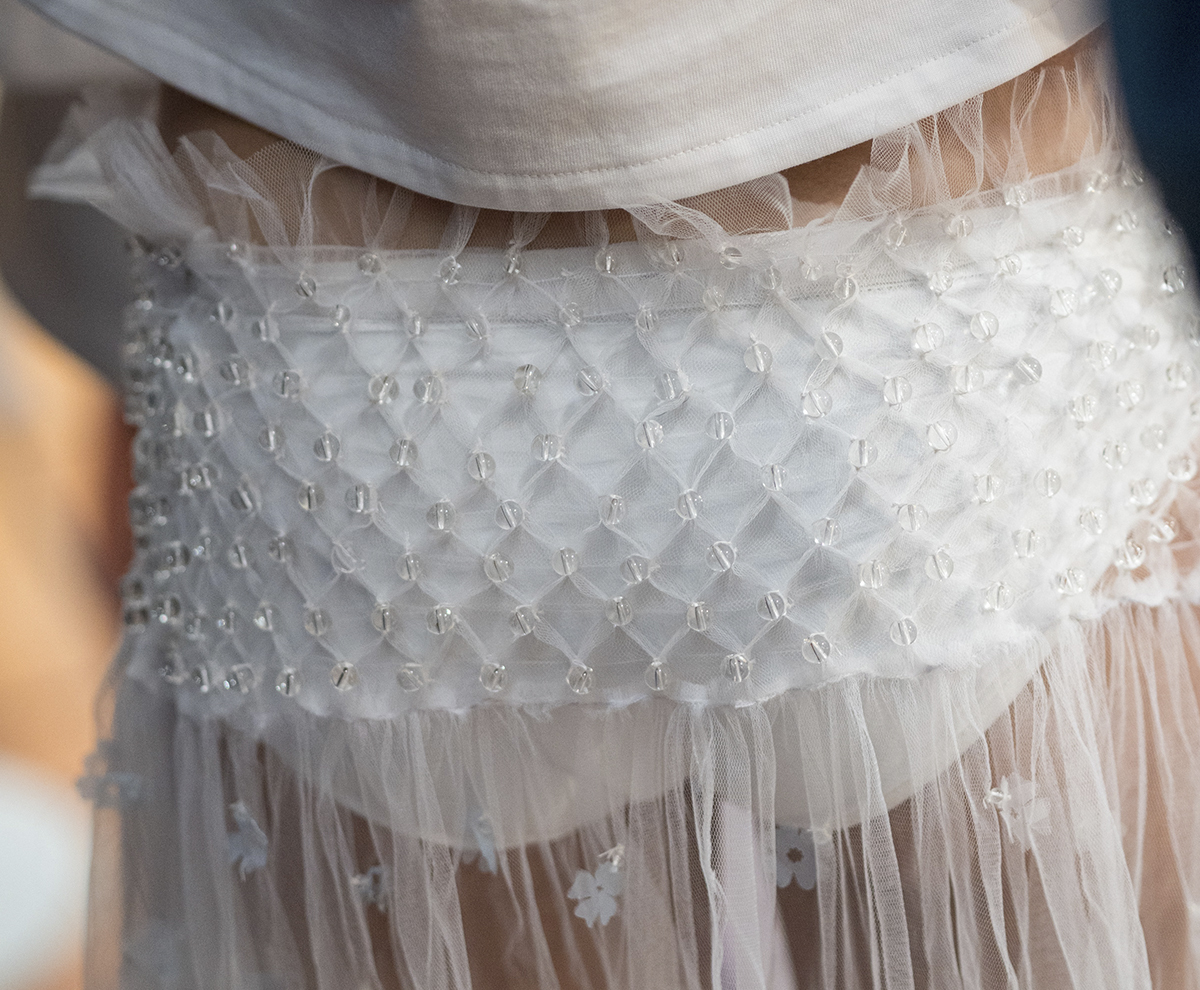 Detalles de un look de la colección primavera-verano de Susan Fang.