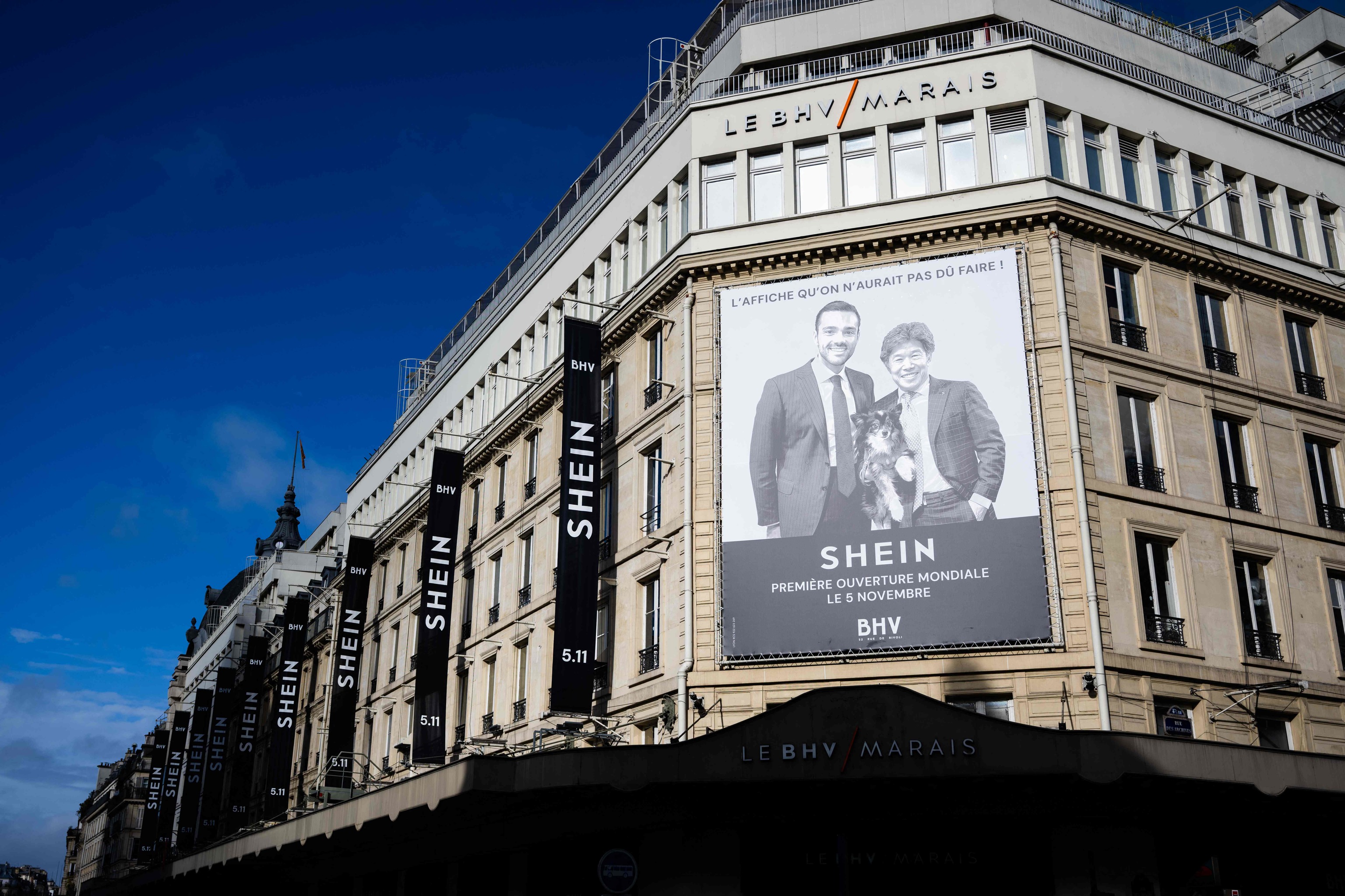 Carteles de promoción de Shein en el BHV del barrio del Marais.