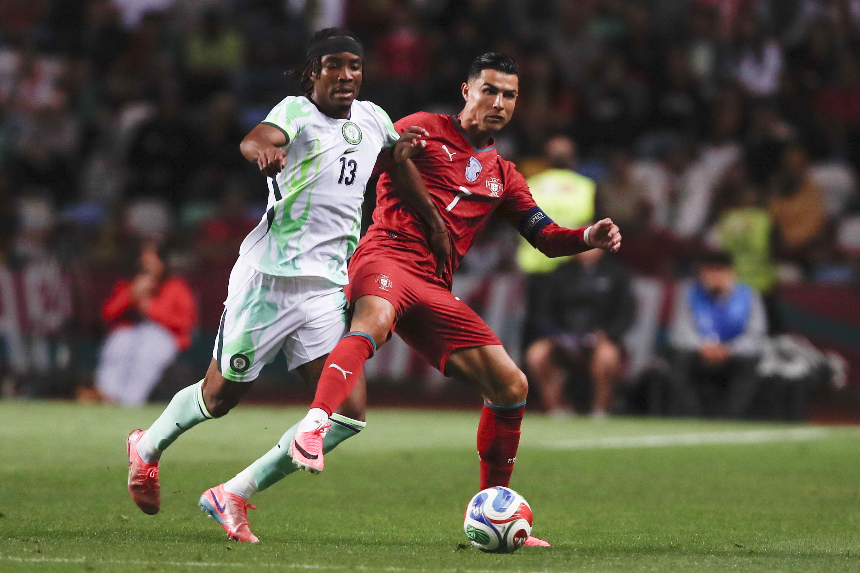 Cristiano Ronaldo pugna un balón con el nigeriano Bruno Onyemaechi durante el último amistoso de Portugal.