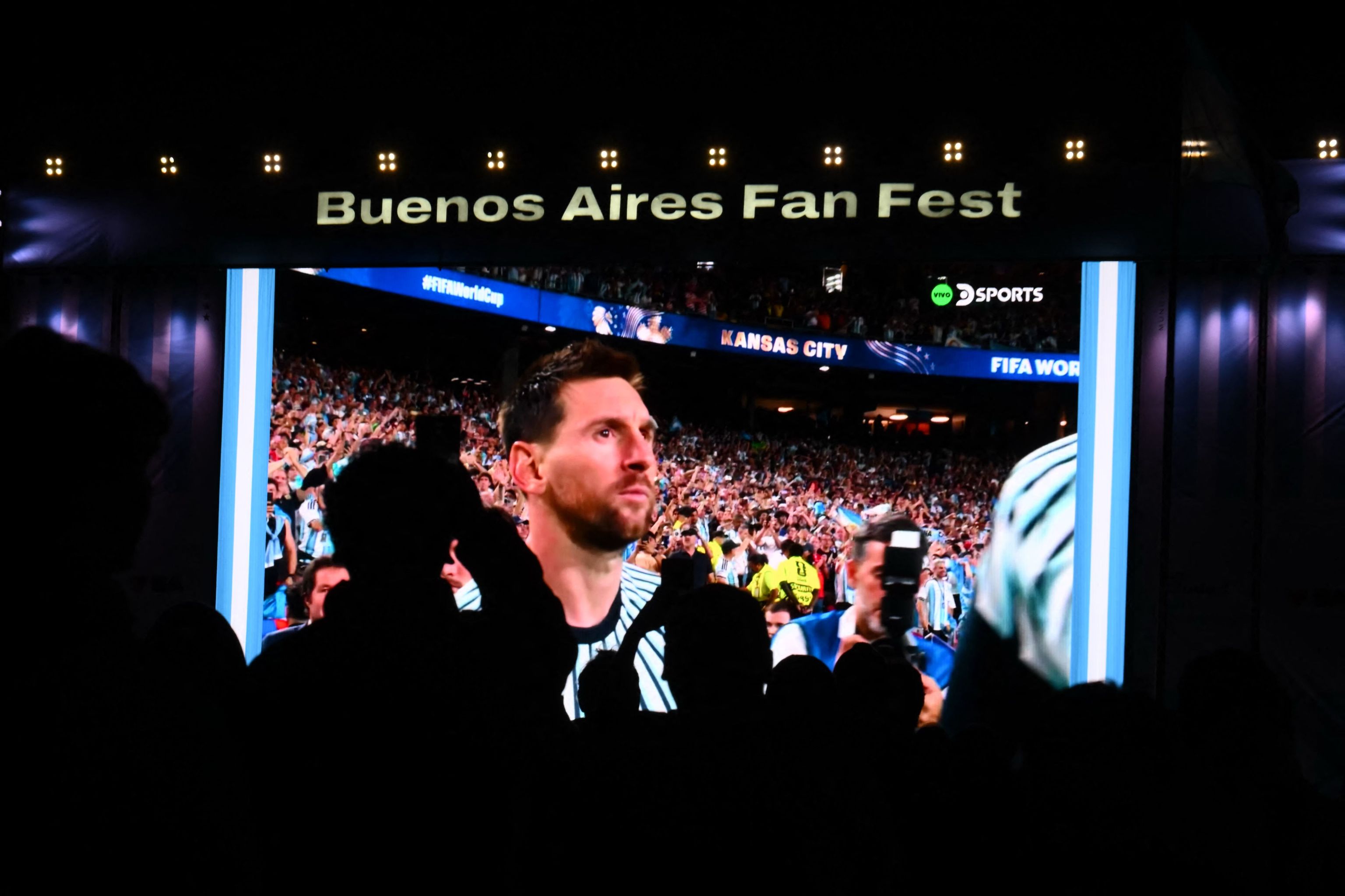 Aficionados argentinos en una pantalla gigante en Buenos Aires.