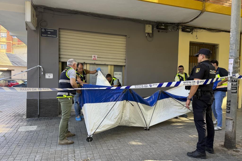 Agentes de la Policía Nacional durante el registro de la clínica del logopeda asesinado en Valencia.