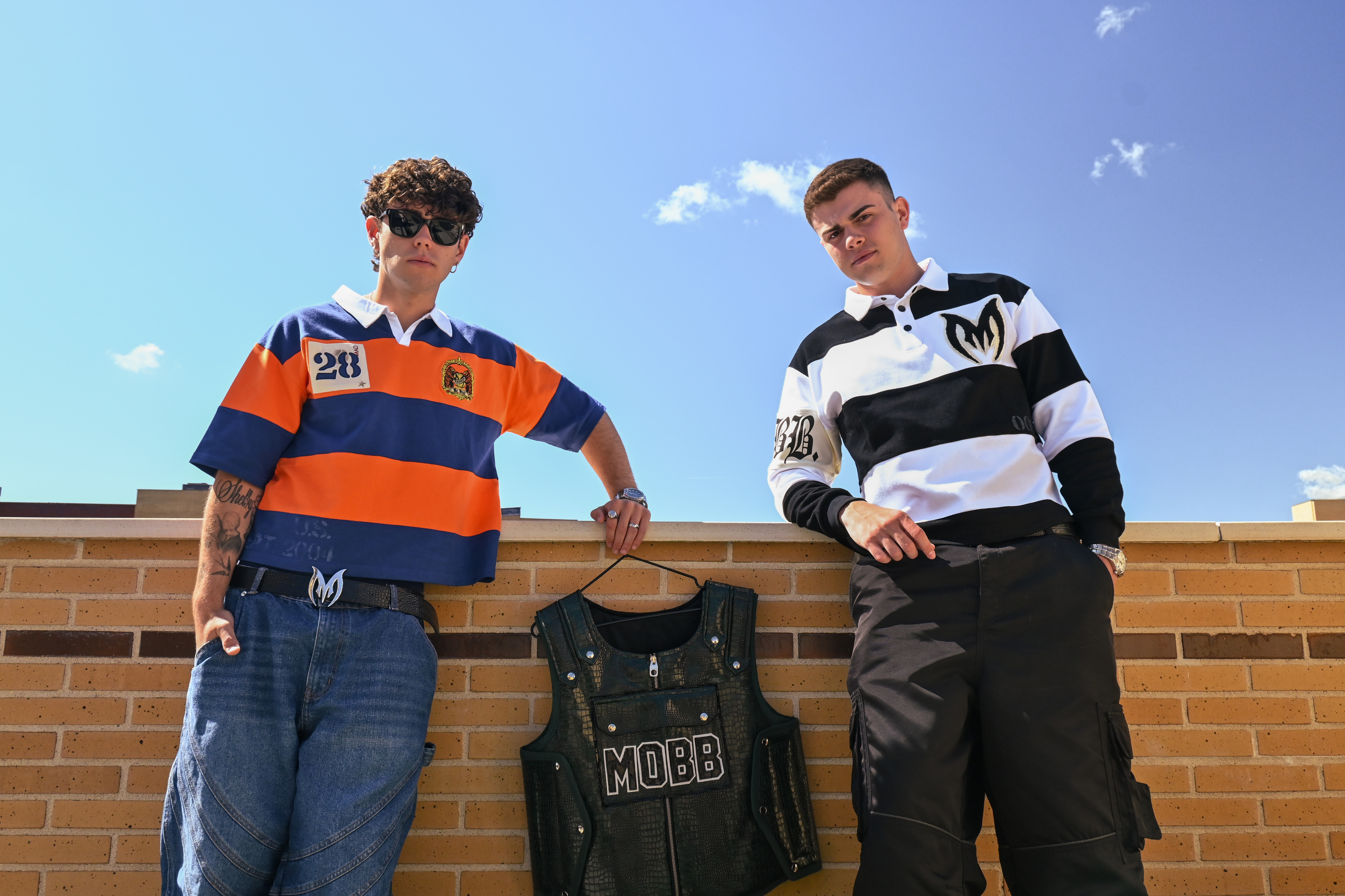 Los dos chicos con el chaleco que han creado para West Dubai.