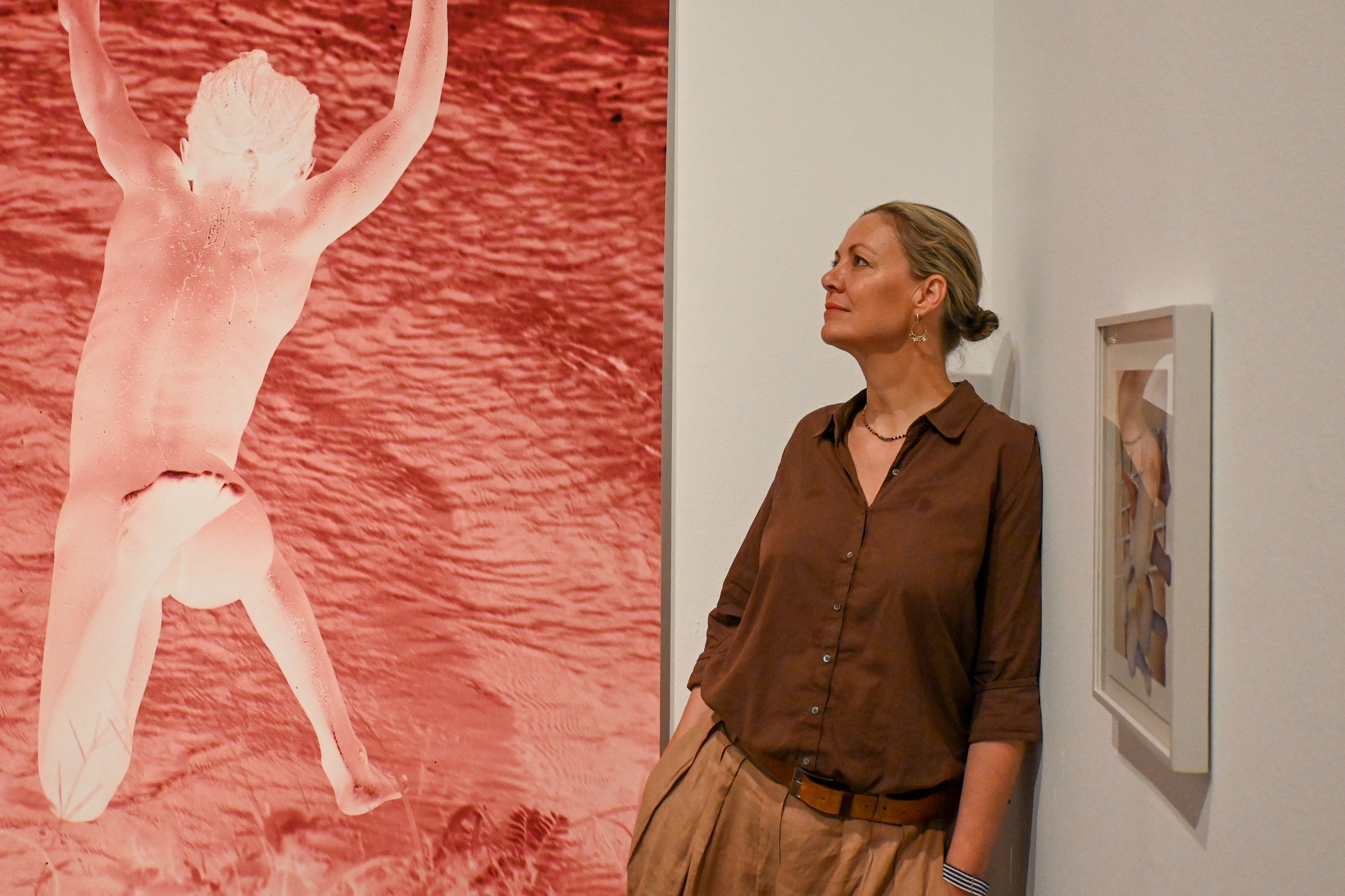 Viviane Sassen en la instalación de su exposición en Colón.