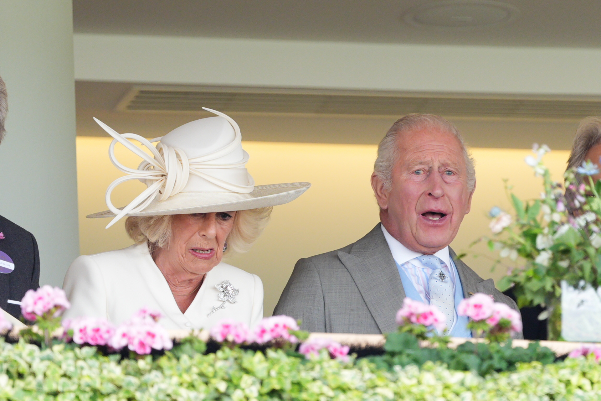 Los reyes Carlos y Camilla en el palco durante el Royal Ascot