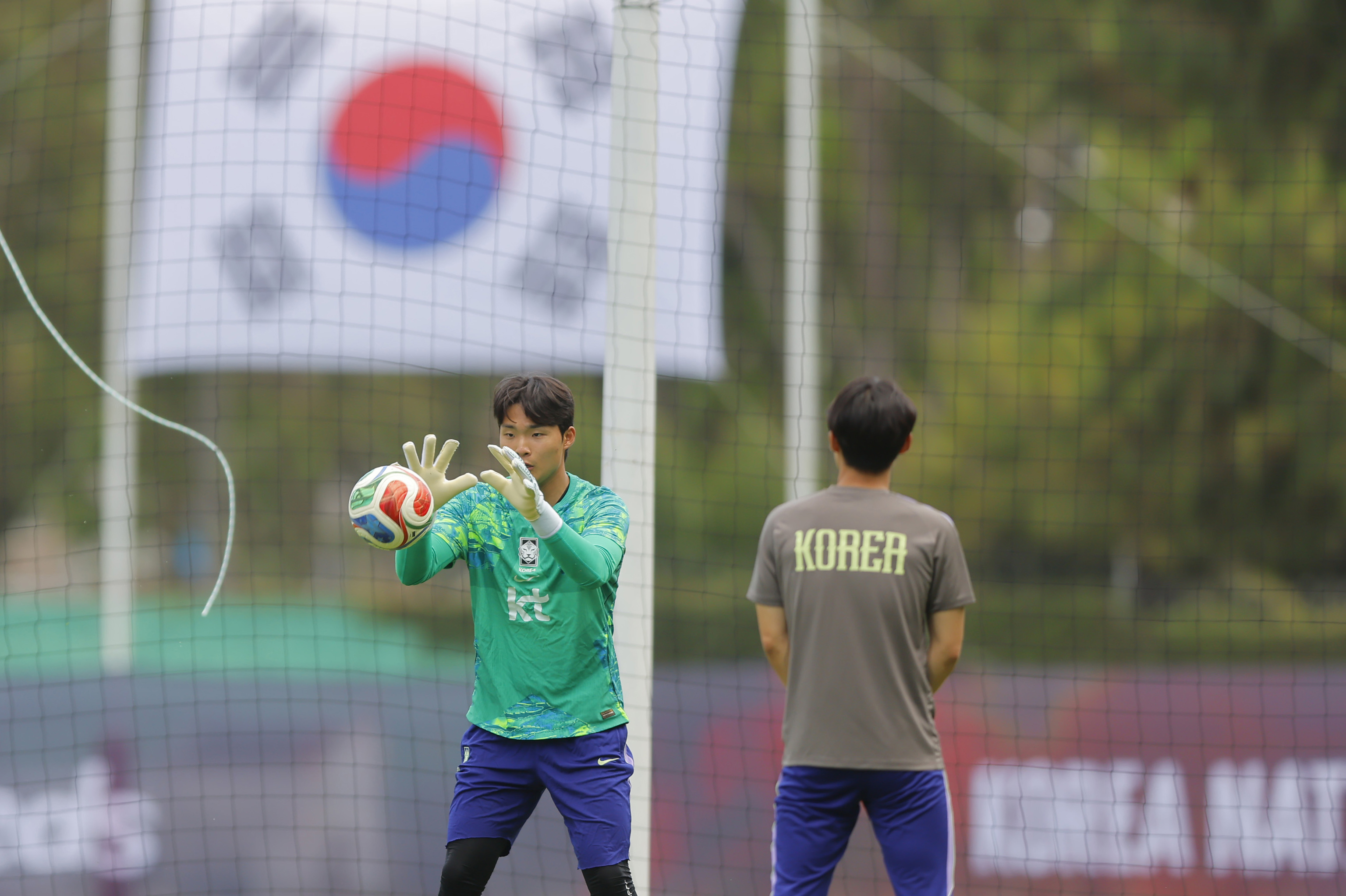 El portero de Corea del Sur Song Bum-keun participa en un entrenamiento