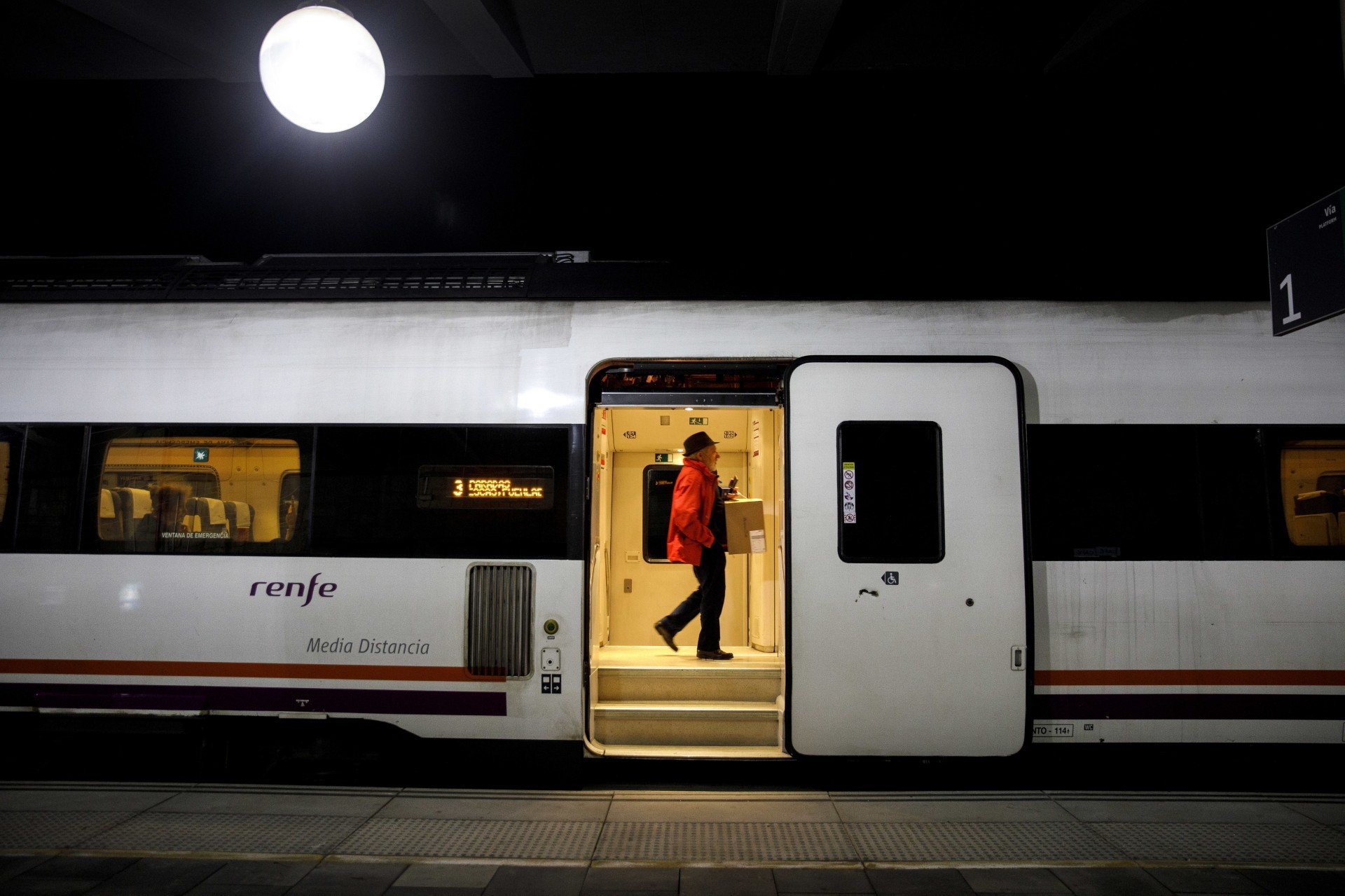 Un pasajero camina por el interior de un vagón de tren en la estación de Cáceres.
