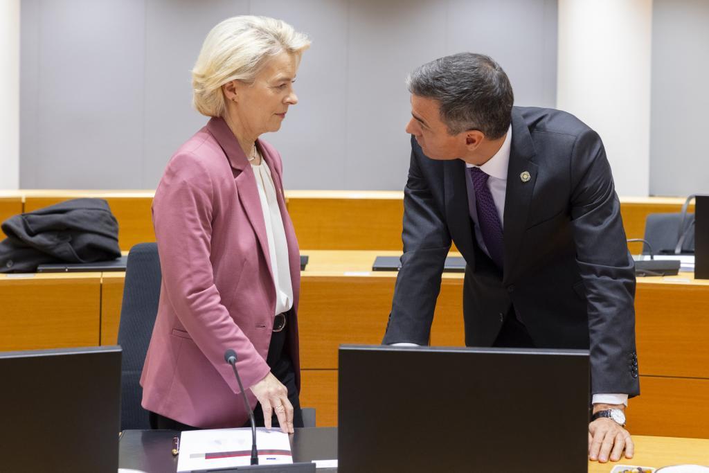 Pedro Sánchez escucha a la presidenta de la Comisión Europea, en un encuentro previo al pasado consejo celebrado en Bruselas en mayo.