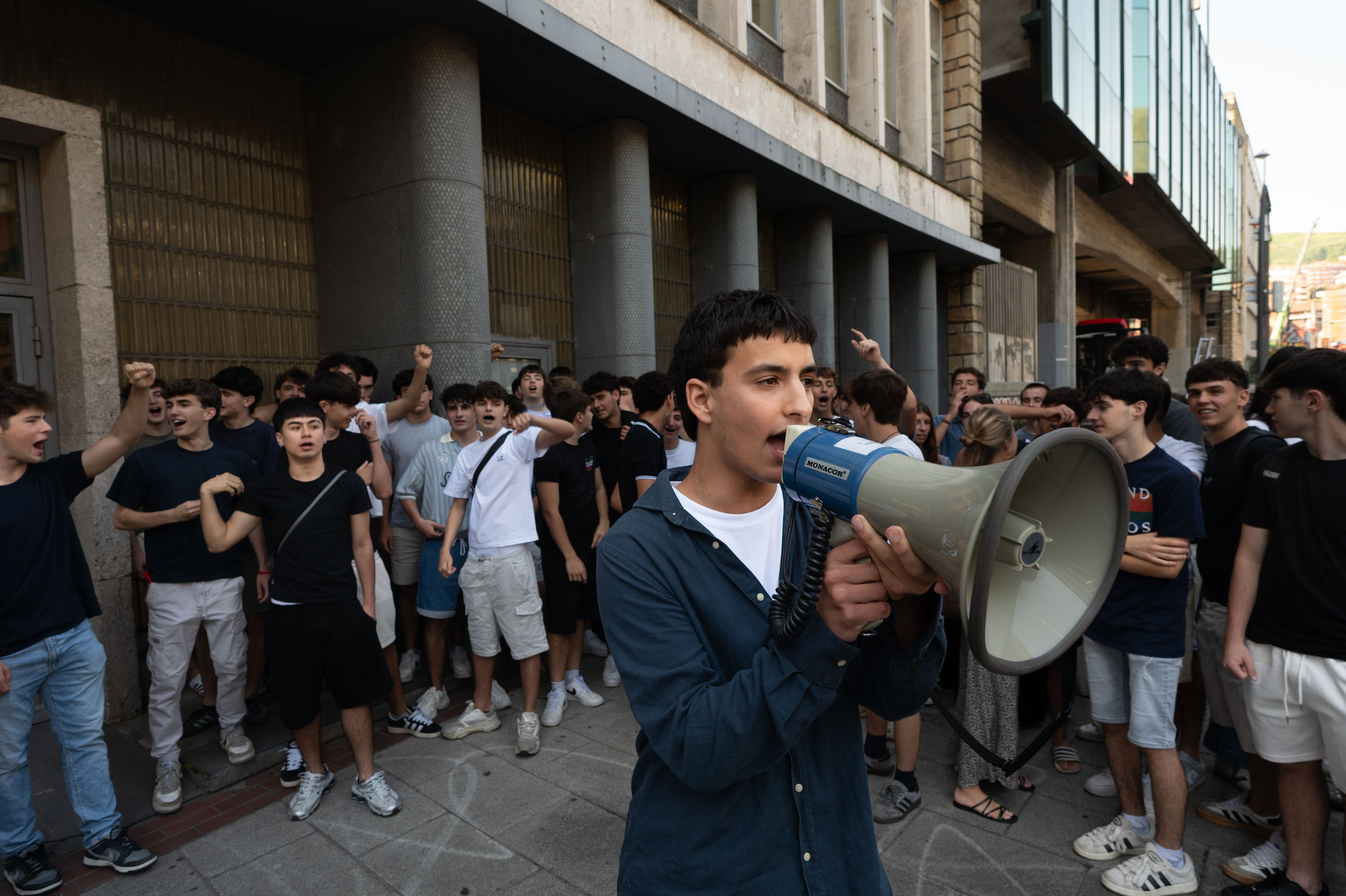 Estudiantes protestan por las notas de euskera de la PAU en Bilbao.
