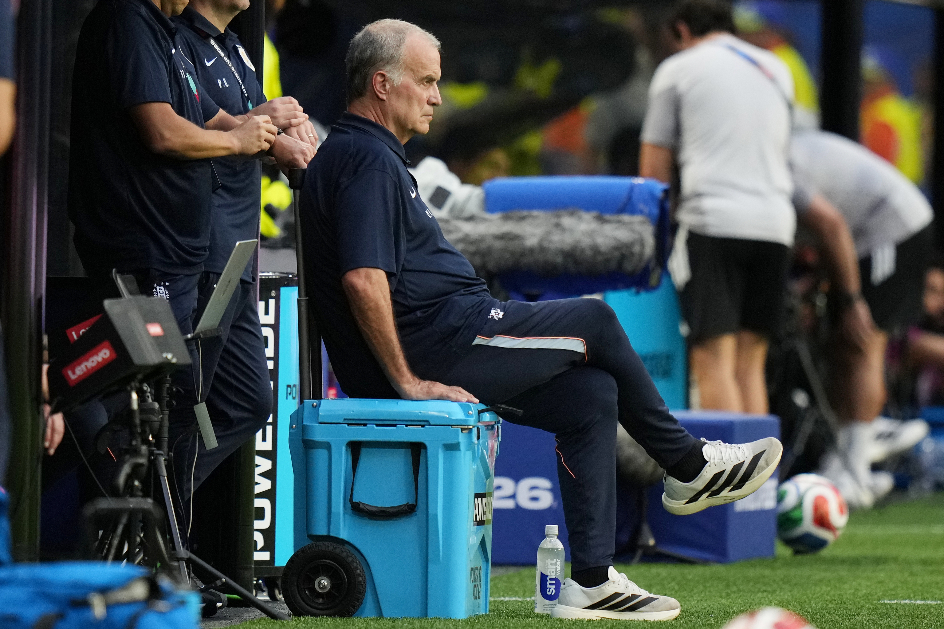 Marcelo Bielsa observando el partido contra Arabia Saudí sentado en una nevera