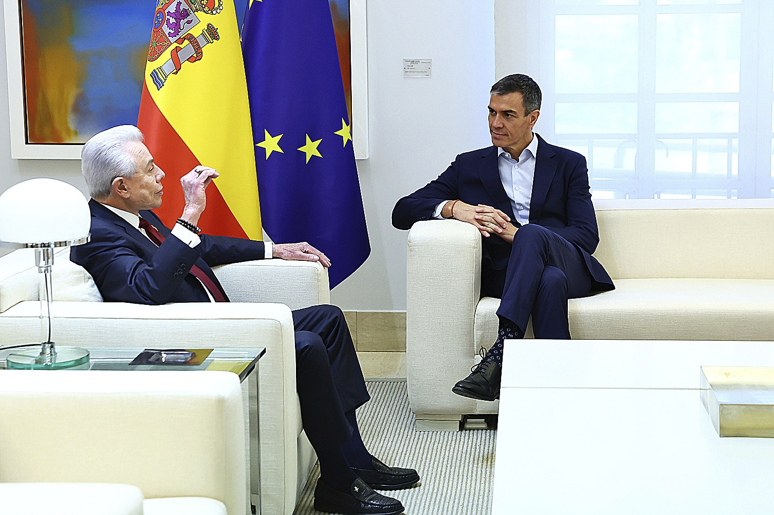 El presidente del Gobierno, Pedro Sánchez, junto a Benjamín León Jr. en el complejo de La Moncloa este miércoles.