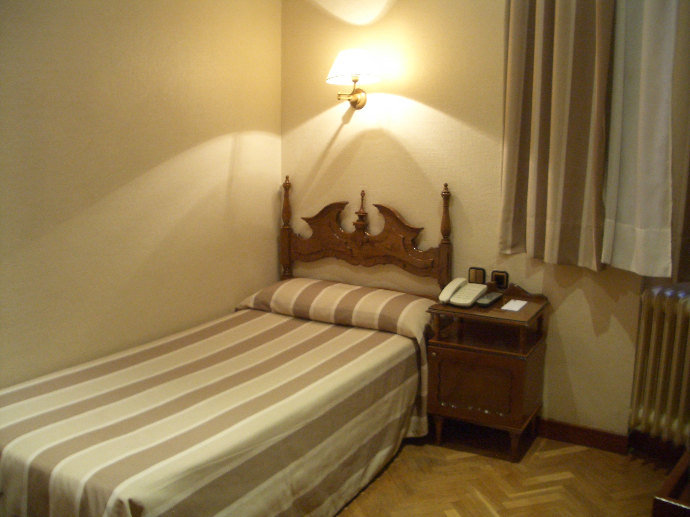 Una habitación con el mobiliario original.