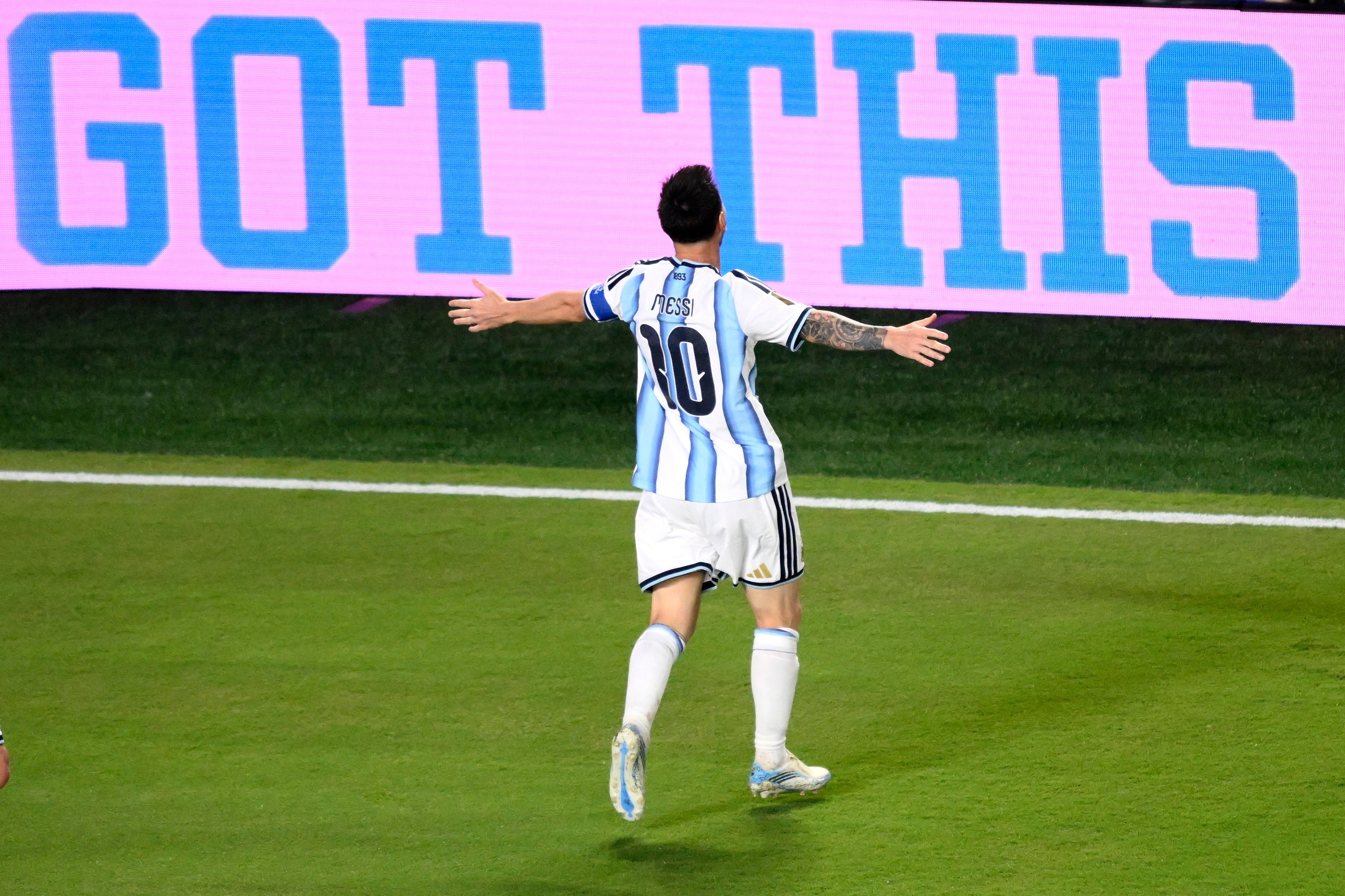 Messi celebra uno de sus tres goles en el debut contra Argelia.