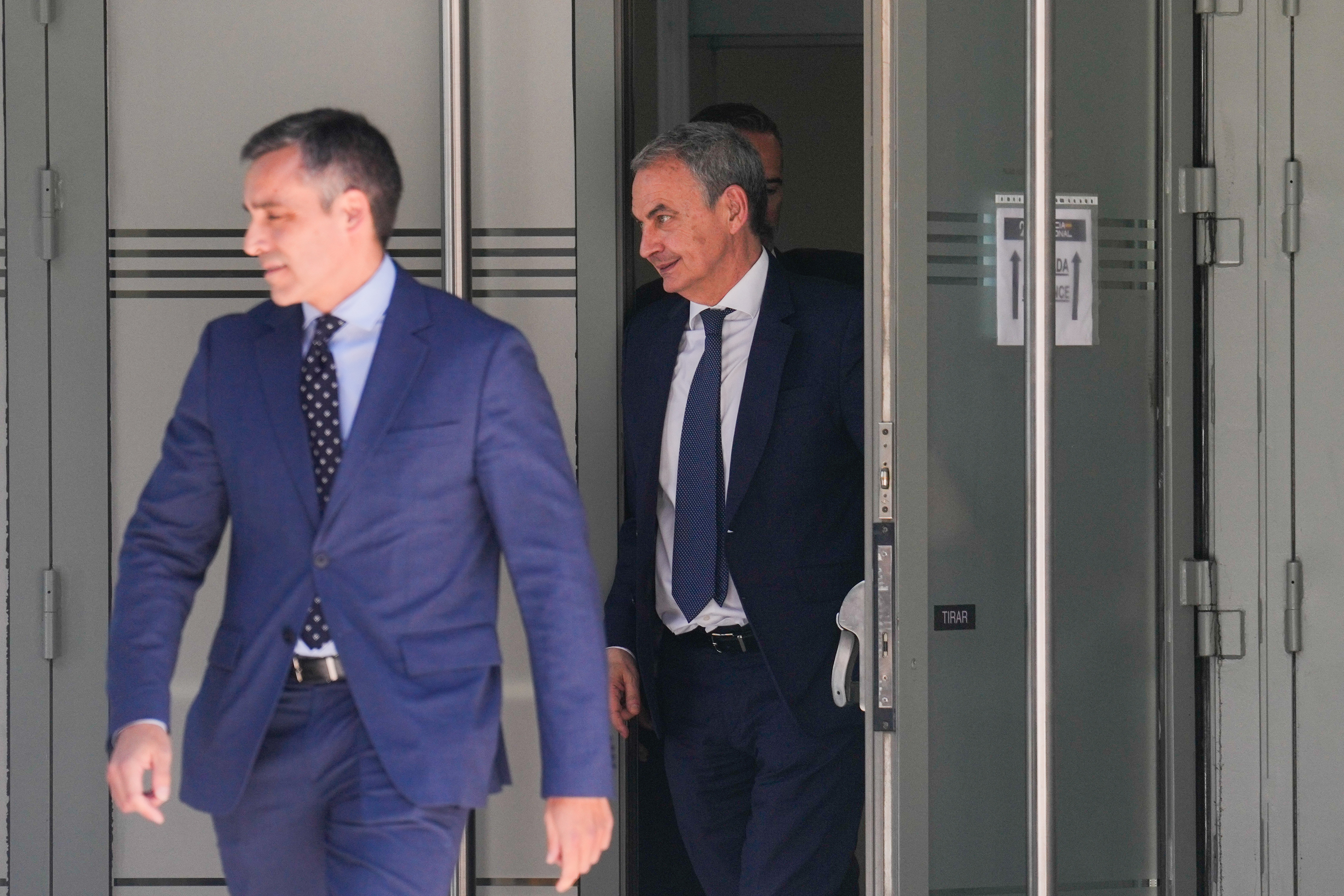 El ex presidente del Gobierno José Luis Rodríguez Zapatero abandona la Audiencia Nacional.