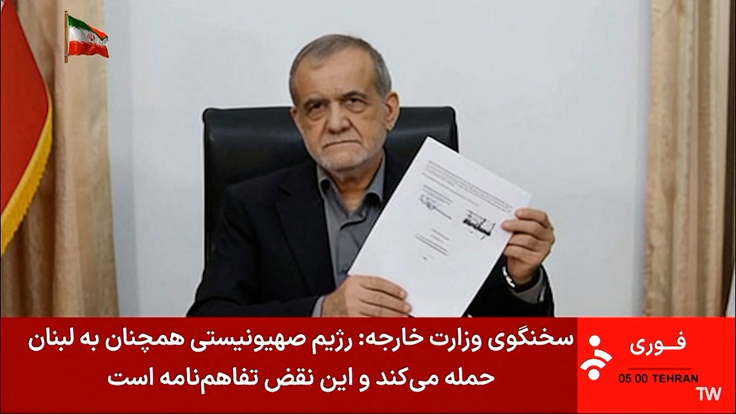 El presidente de Irán, Masoud Pezeshkian, sostiene el acuerdo de paz firmado con Estados Unidos.