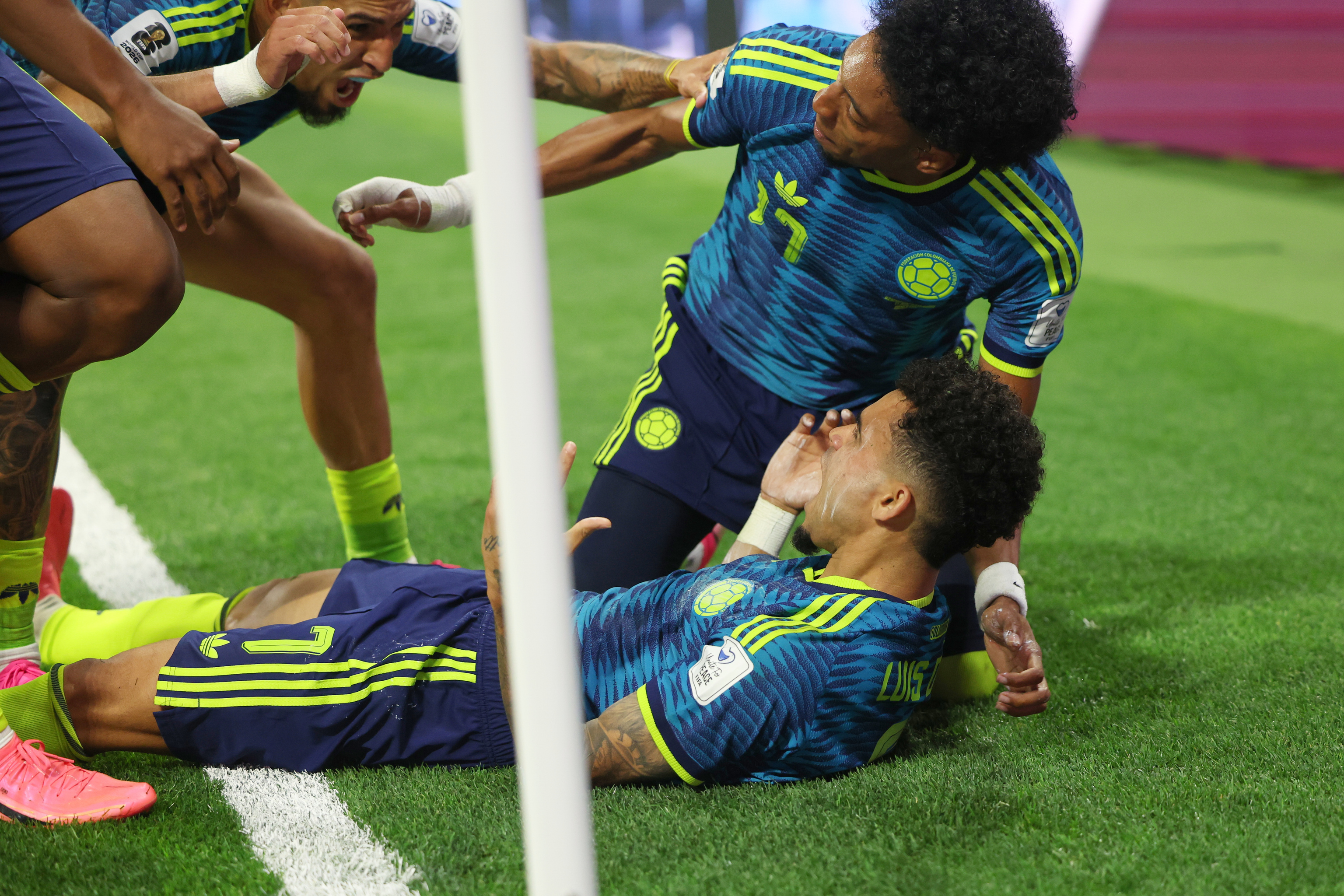 Luis Díaz, tumbado, celebra con sus compañeros un gol de Colombia ante Uzbekistán.