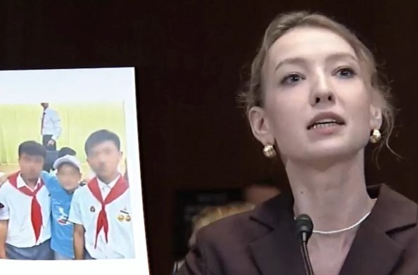 Kateryna Rashevska, del Centro Regional de Derechos Humanos, denuncia el trasladado de niños ucranianos a Corea del Norte en el Senado de Estados Unidos en 2025.