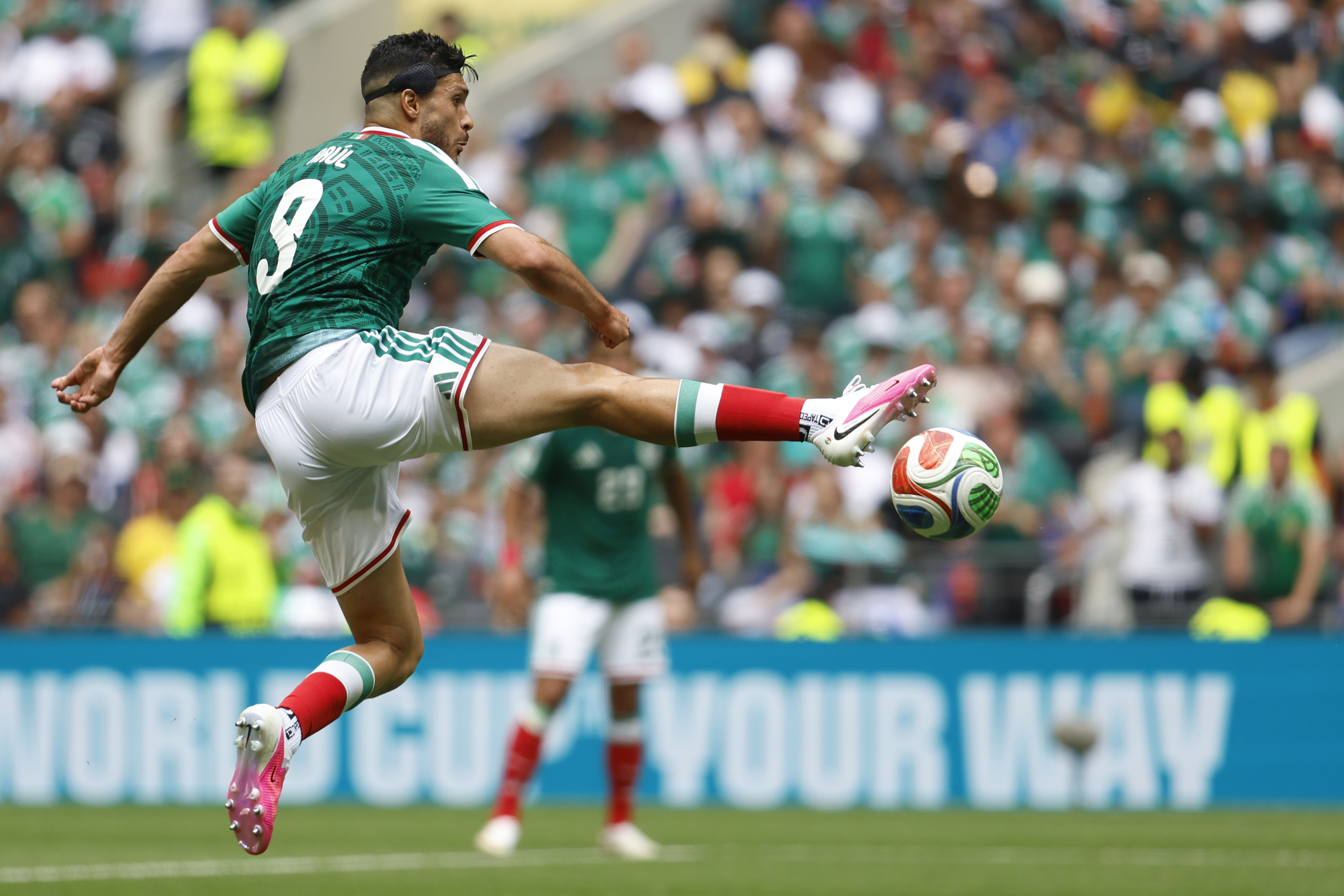 Raúl Jiménez, delandero de Méxicom controla el balón durante el primer partido del Mundial.