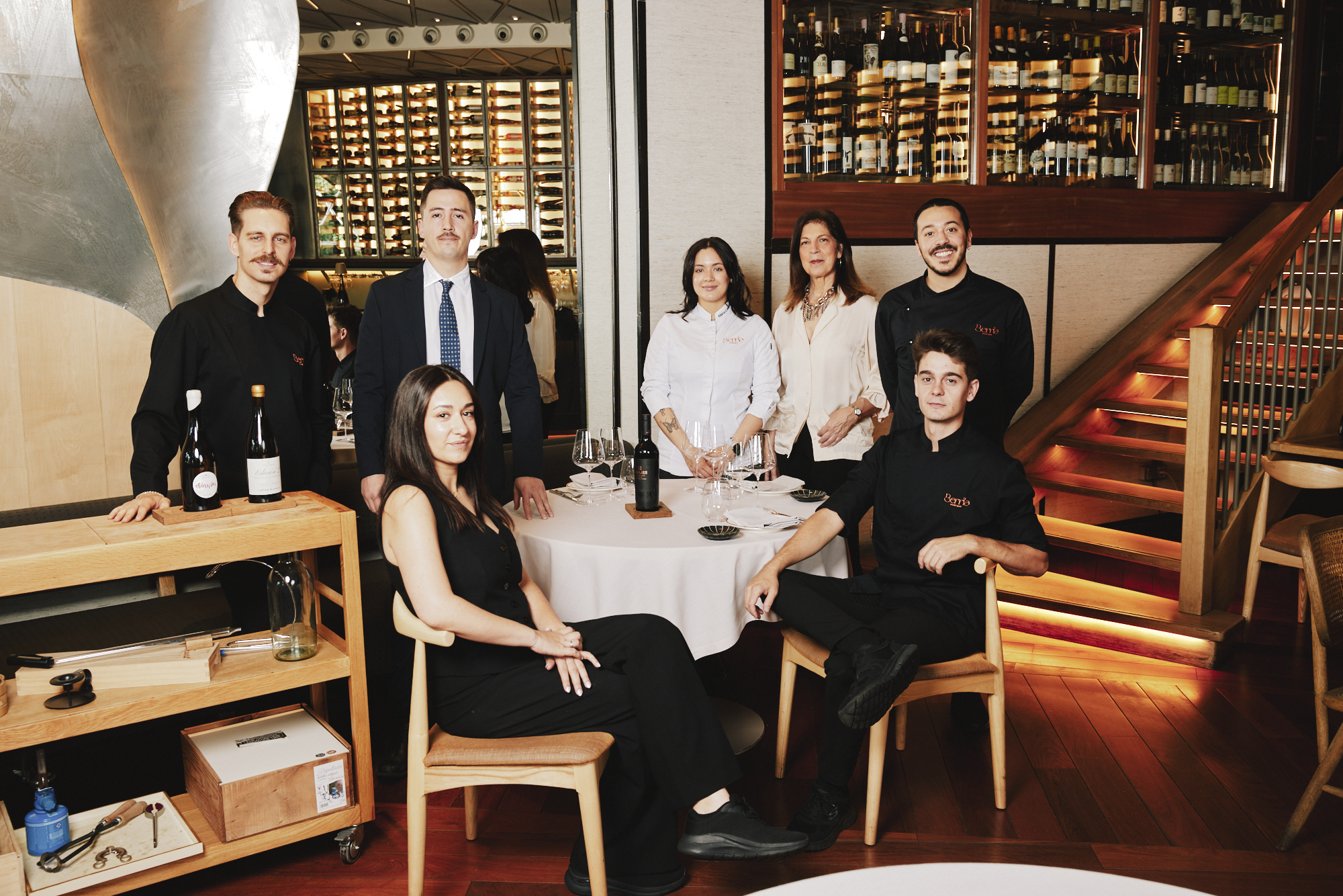 El equipo de Berria, de izda. a dcha.: Zico Lirola, sumiller; Mario Ayllón, director de bodega; María Mena, chef ejecutiva; Gabriela Alcorta, propietaria y fundadora de Berria, y Julio Giménez, sala y sumiller. Sentados: Gabriela Lemos, jefa de 'hostess', y Jorge García, jefe de sala.