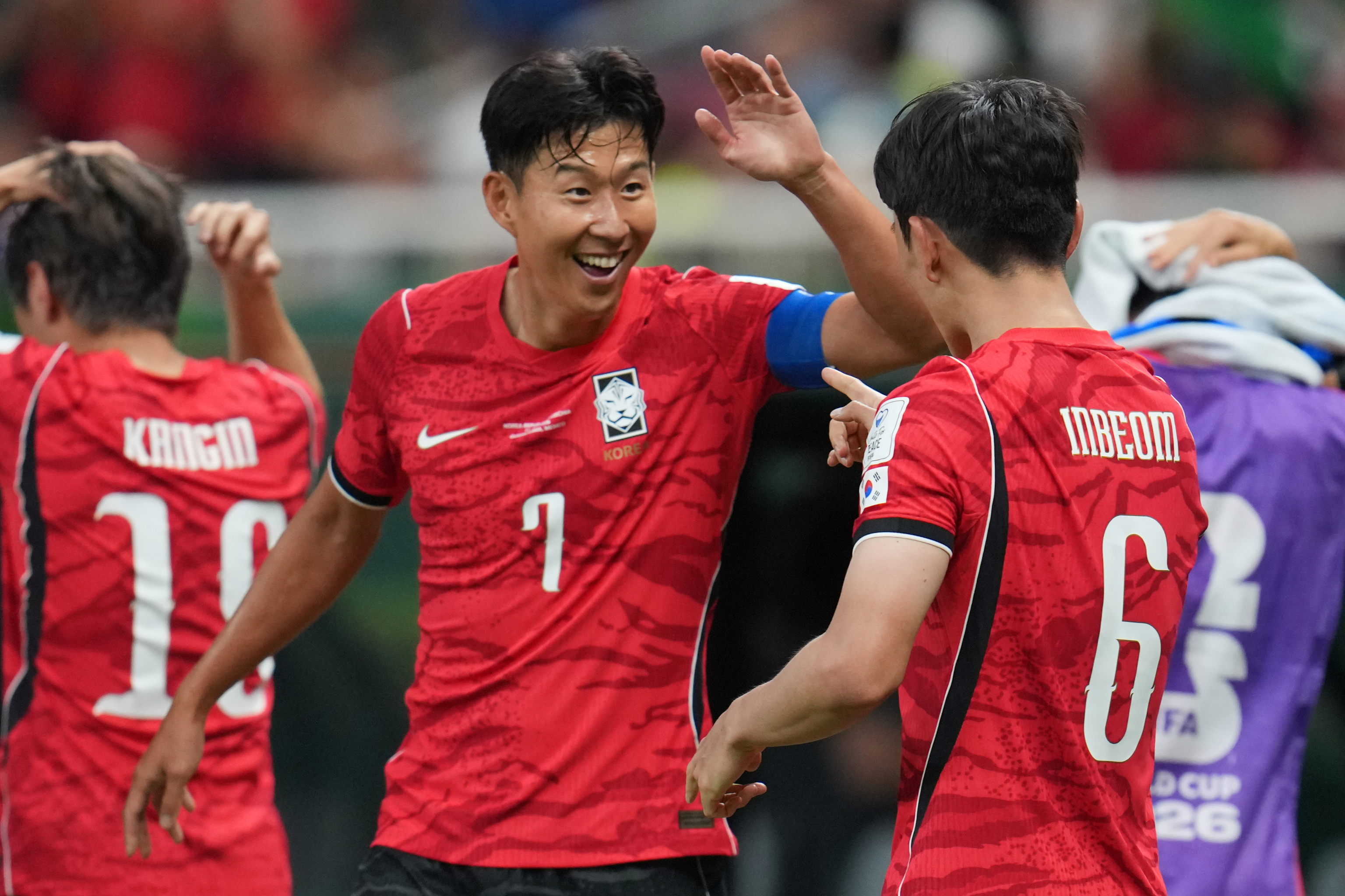Son Heung-min felicita a Hwang In-beom tras el primer gol de Corea del Sur ante República Checa.
