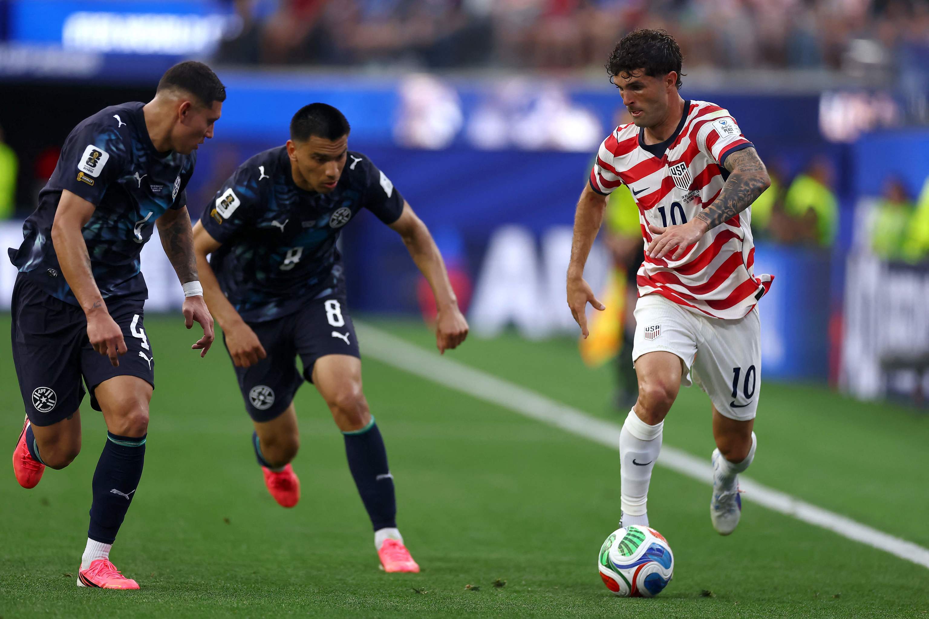 Christian Pulisic protegiendo un balón en el partidos entre Estados Unidos y Paraguay.