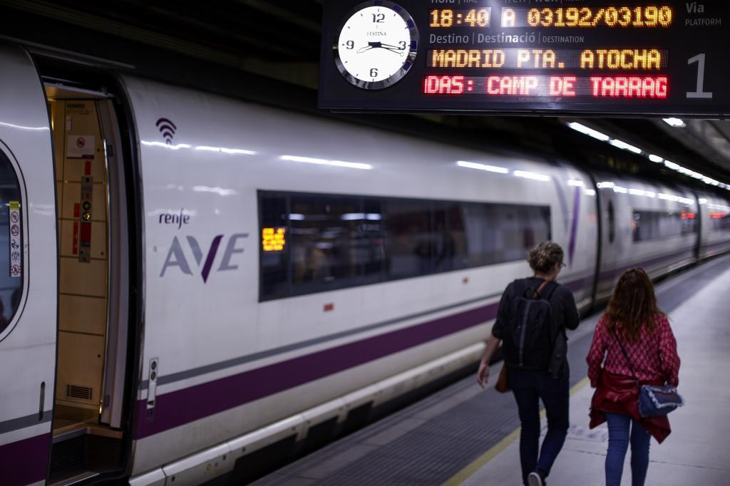 Pasajeros  caminan por un andén de la Estación de Sans de Barcelona.