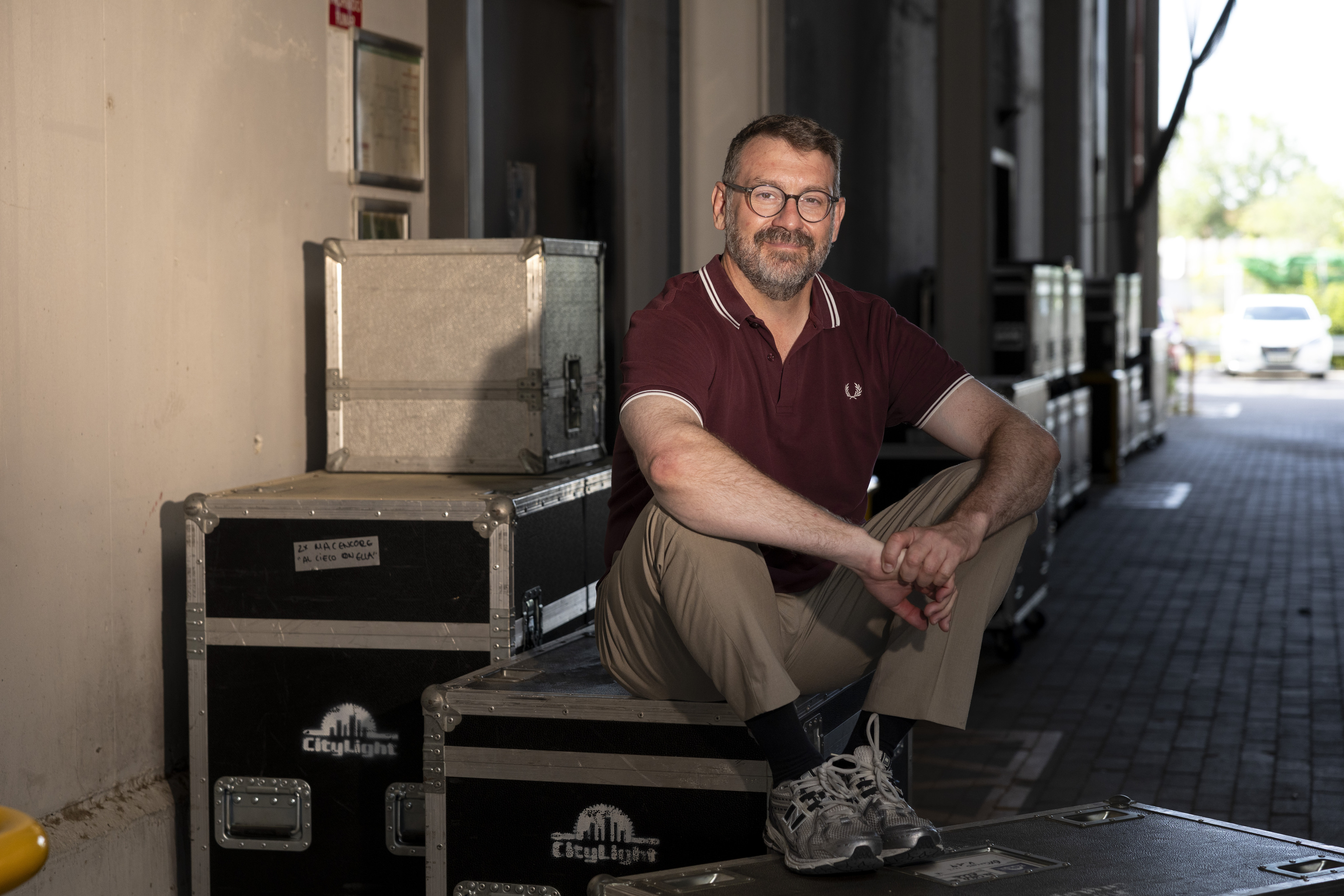 El presentador Marc Sala en las afueras de los estudios de RTVE en Prado del Rey