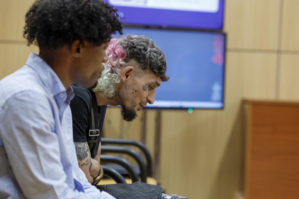 Los raperos 'Osiris' y 'El Jincho', este jueves durante el juicio en la Audiencia de Valencia.