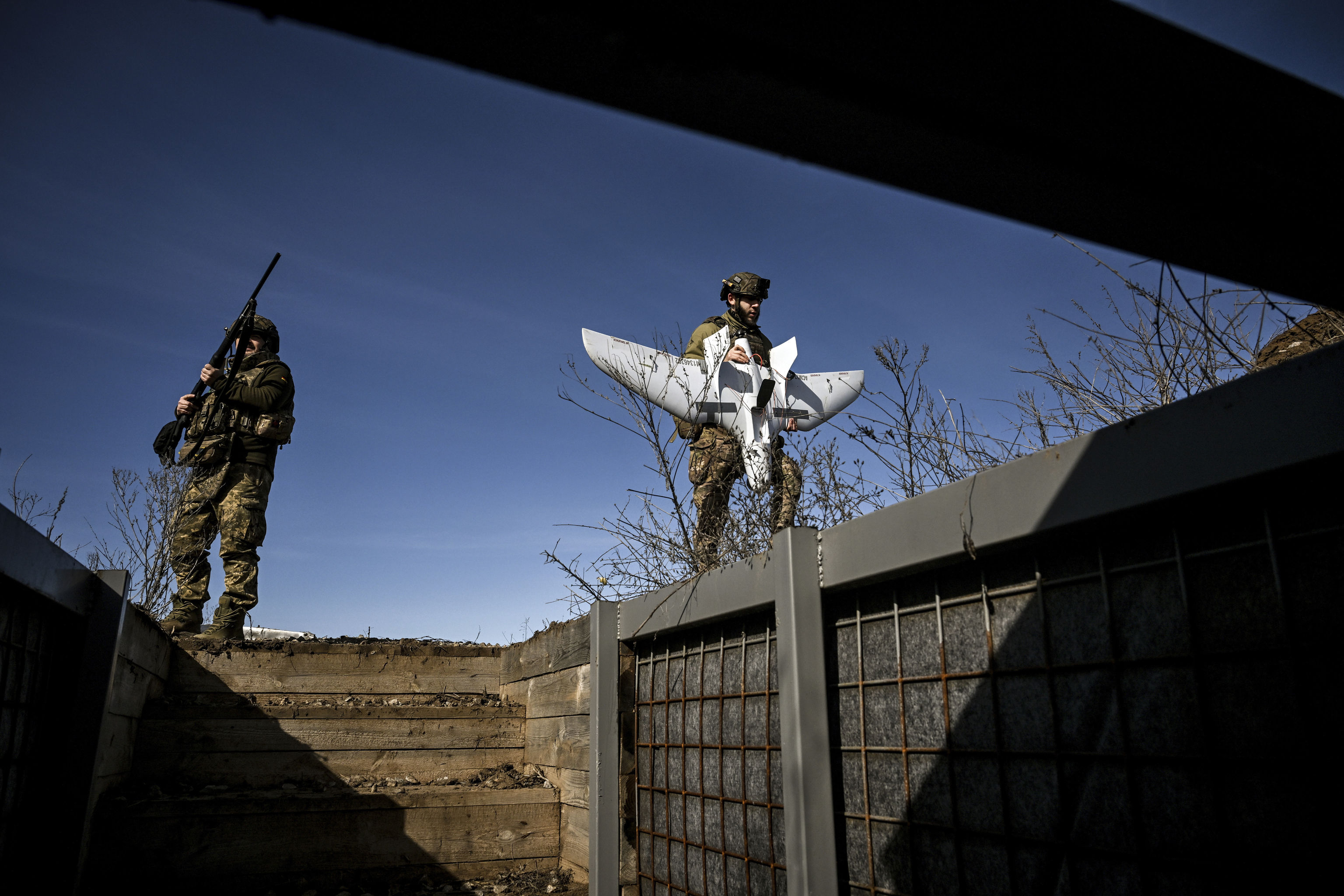 Soldados de la Brigada de Misiles Antiaéreos de Jersón sostienen drones