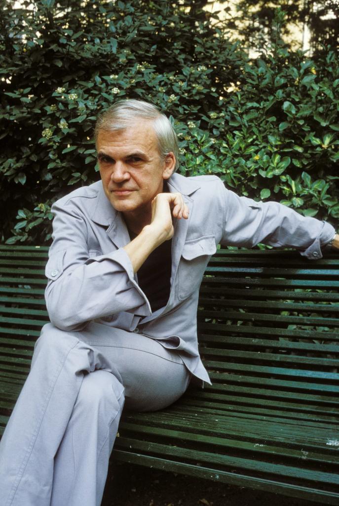 Milan Kundera posa en una sesión de fotos en París en 1984