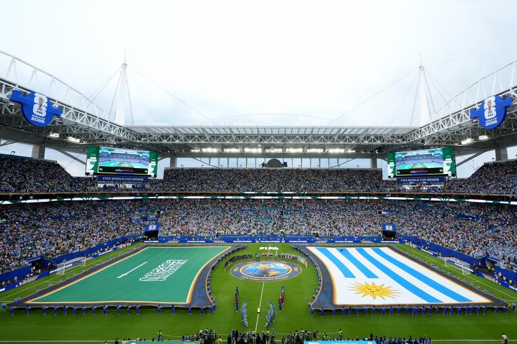 Banderas de Arabia Saudí y Uruguay durante la ceremonia de himnos