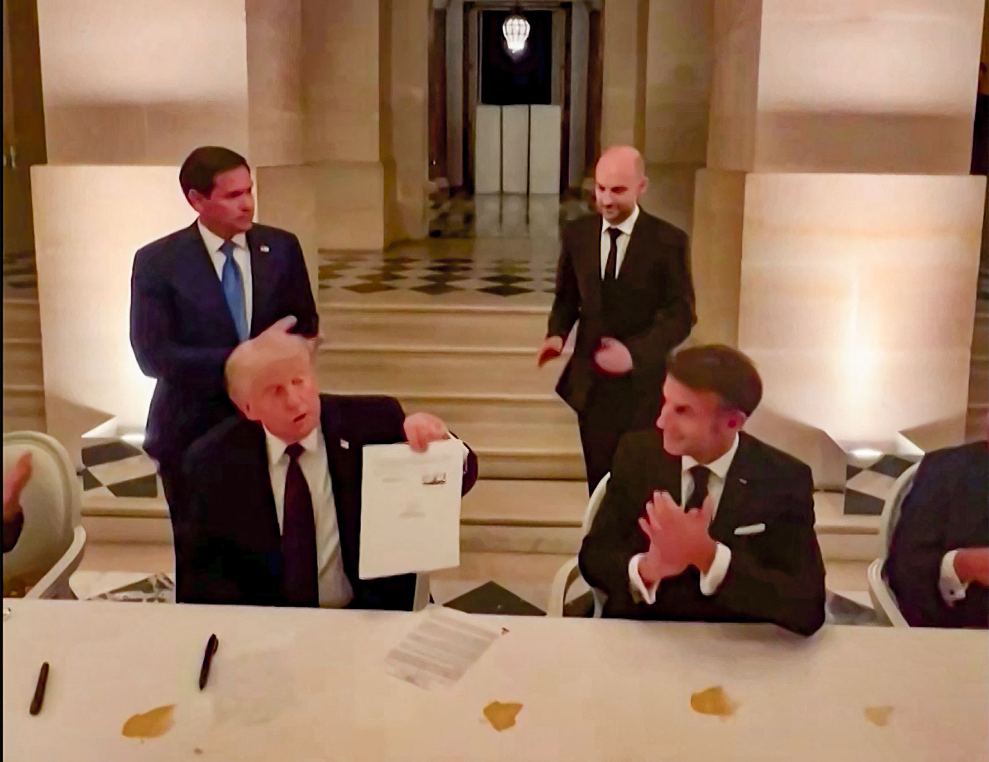 Macron aplaude a Trump tras la firma del pacto con Irán.