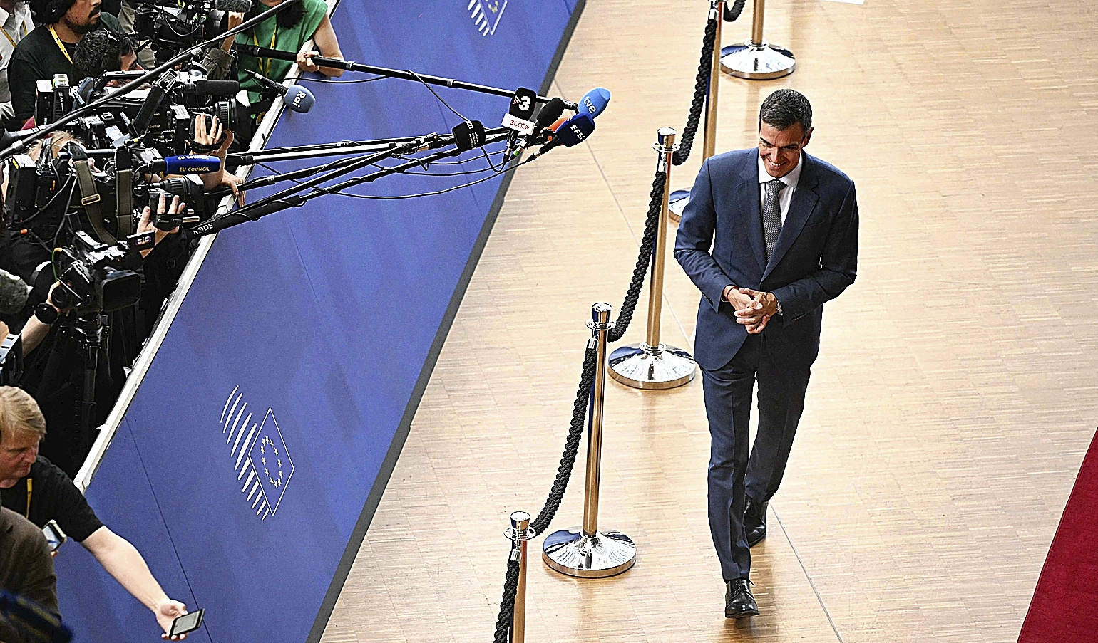 Pedro Sánchez atiende a los periodistas a su llegada a Bruselas para participar en el Consejo Europeo.