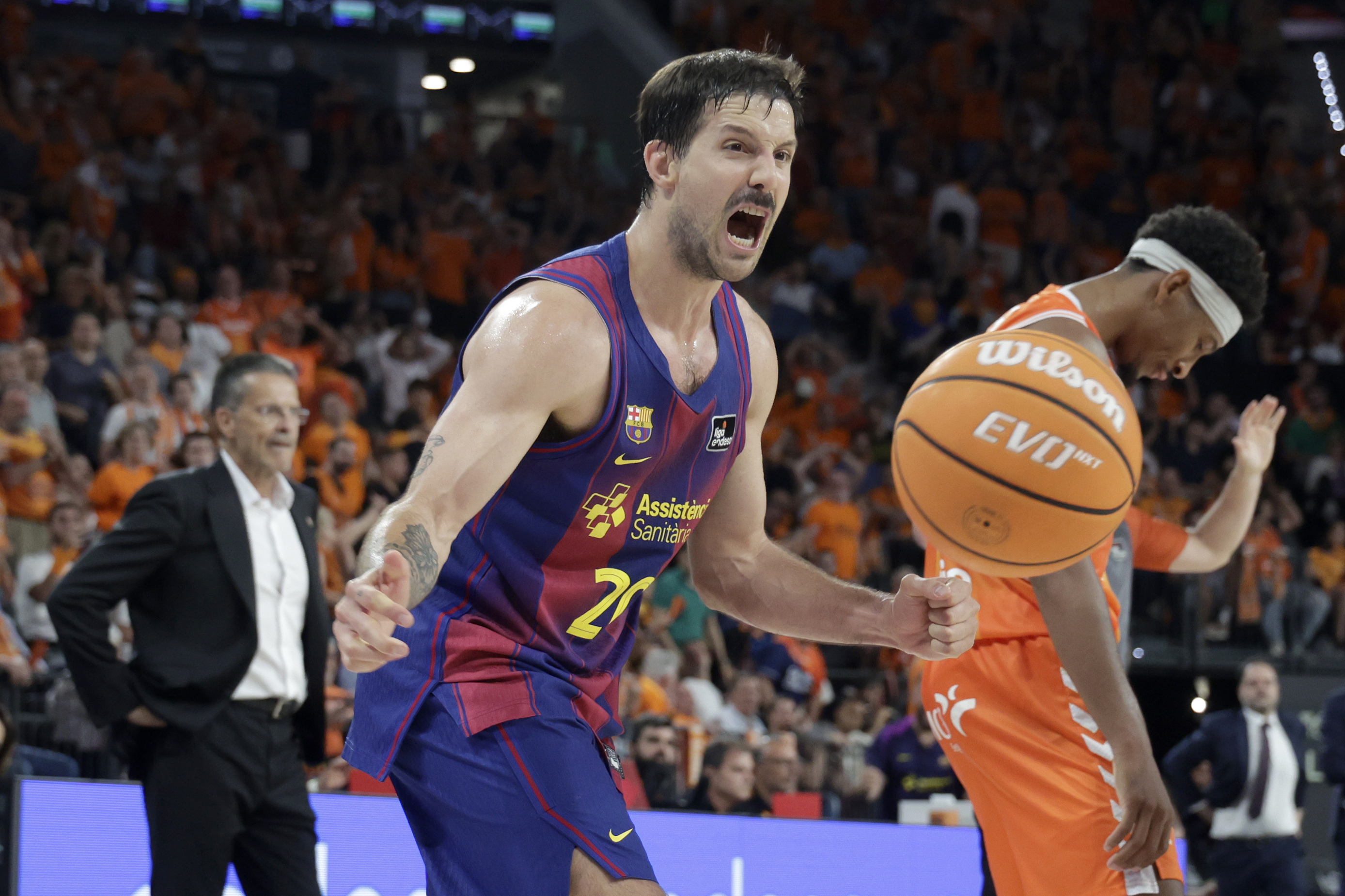 Laprovittola celebra una canasta ante el Valencia.