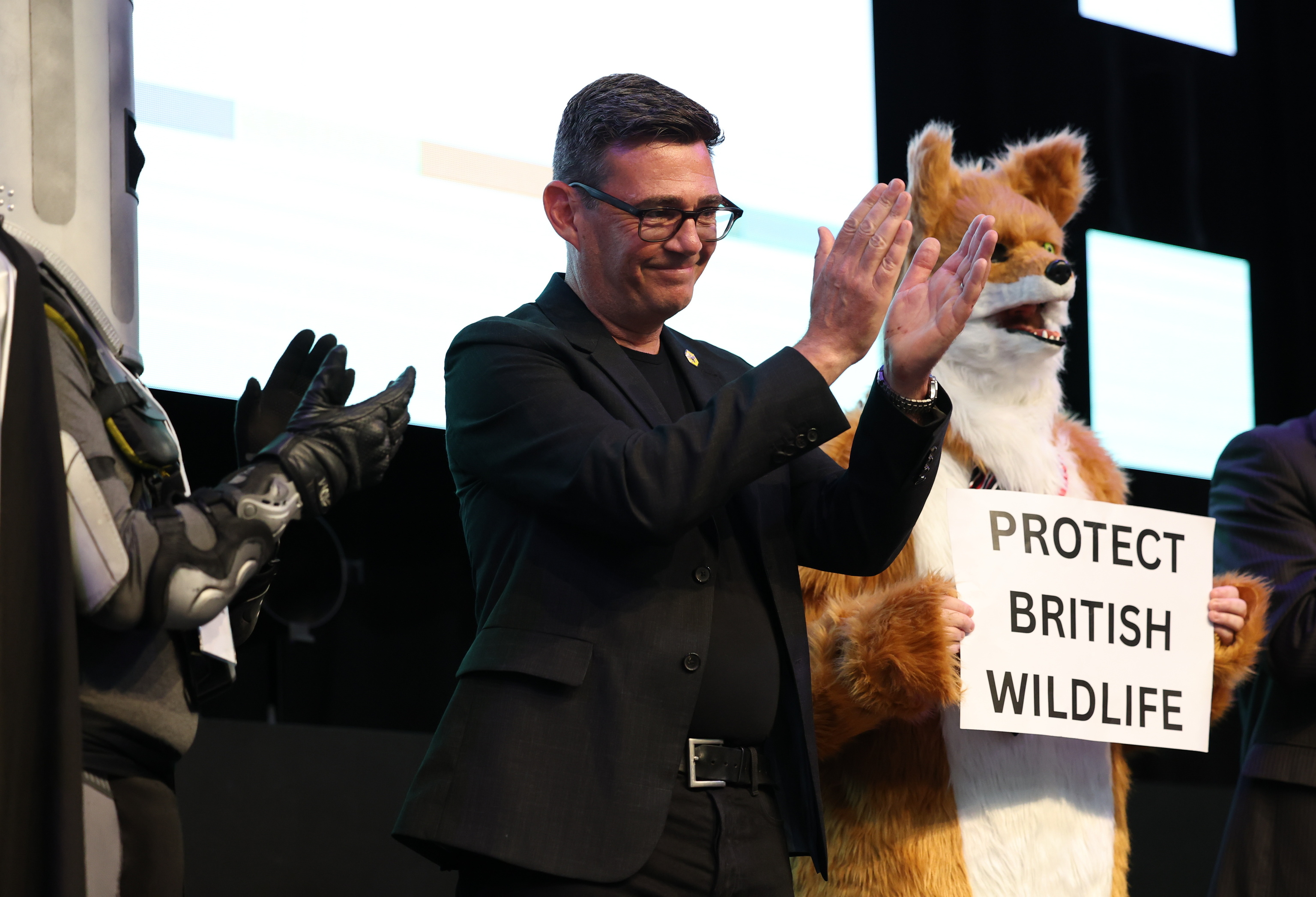 Andy Burnham celebra su victoria en las elecciones del distrito de Makerfield.