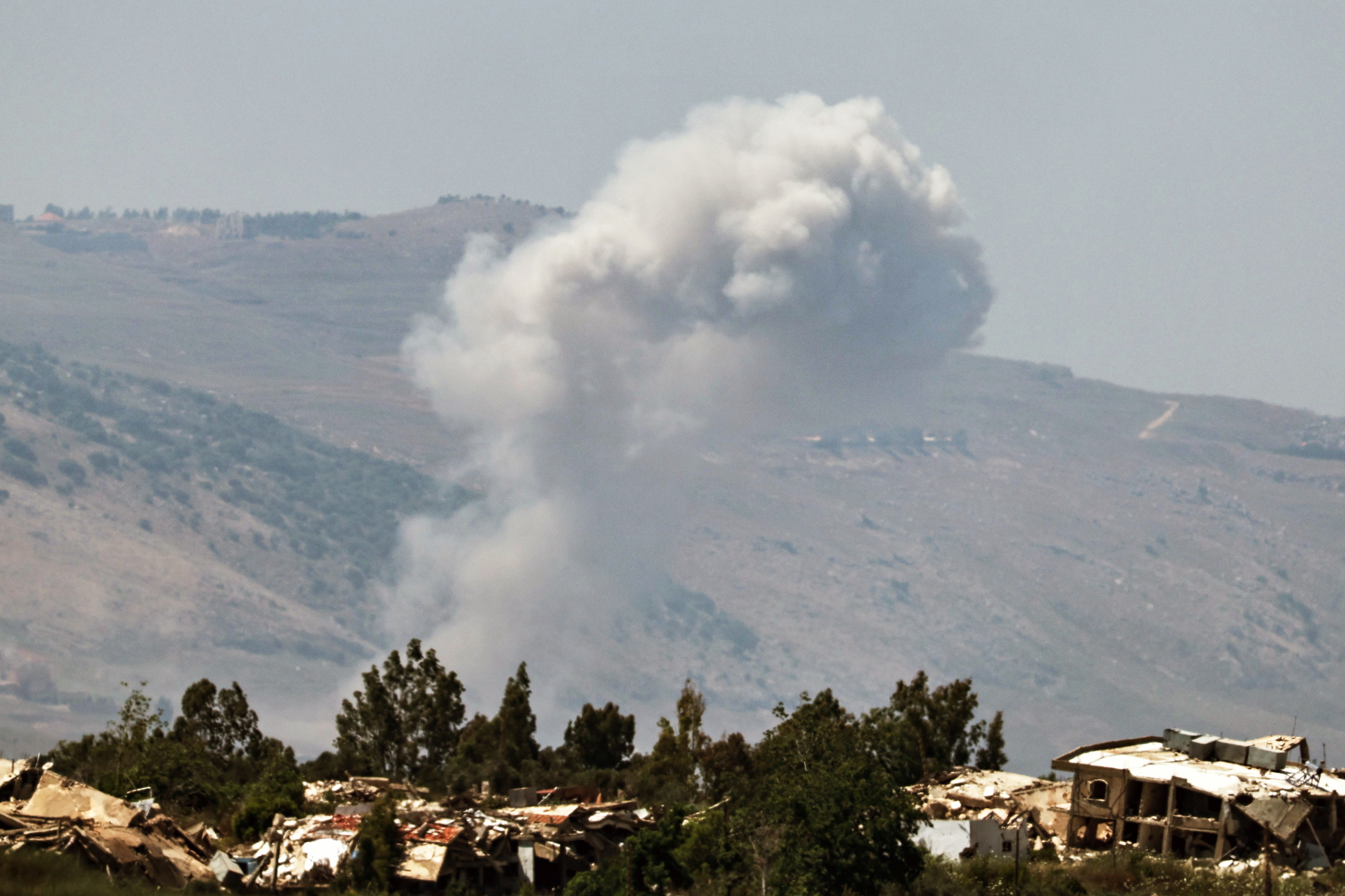 Una columna de humos sale de un pueblo del sur de Líbano atacadom por Israel.