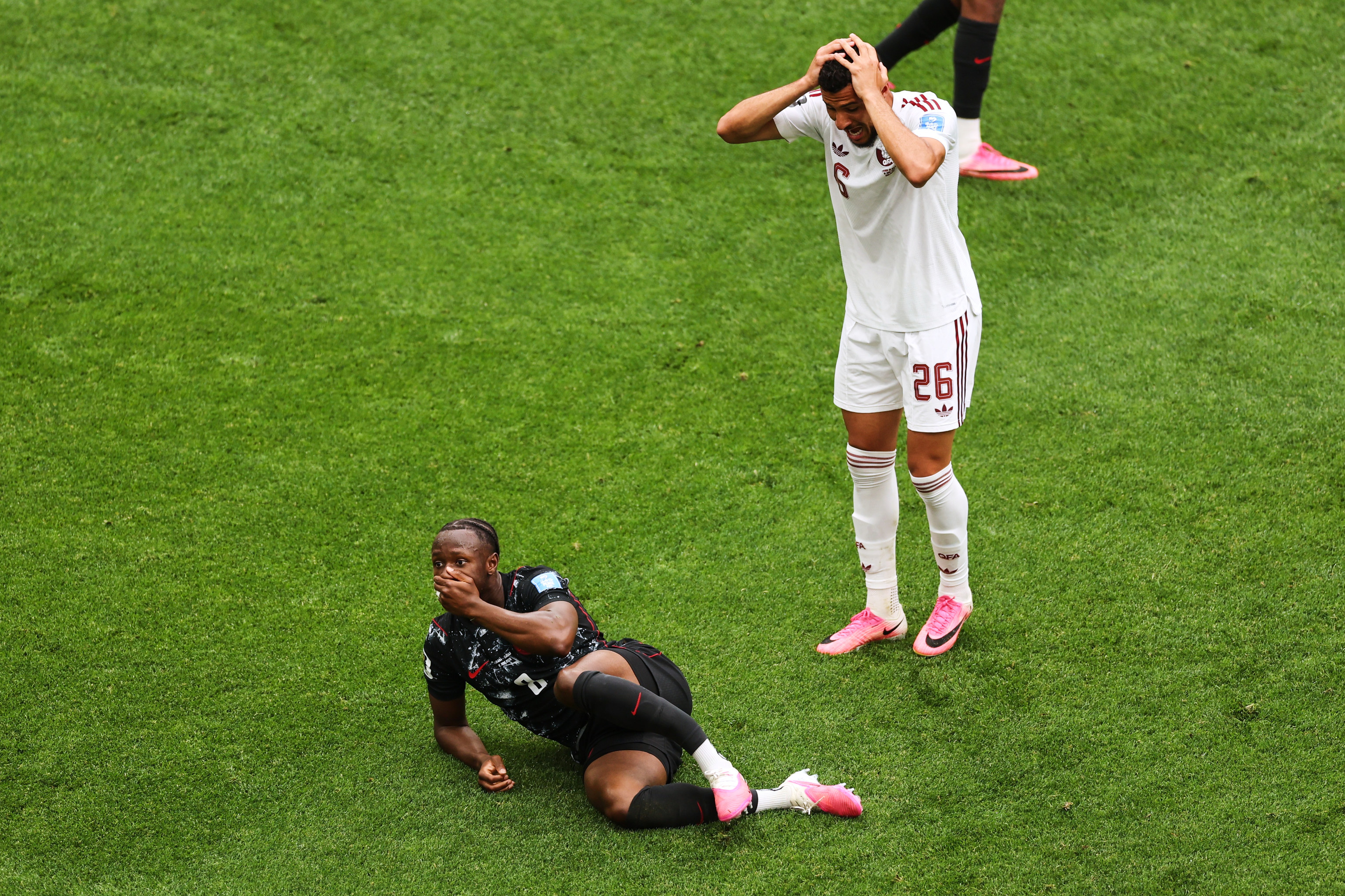 Mohammad Naceur, de Qatar, se lleva las manos a la cabeza al ver la lesión Koné.