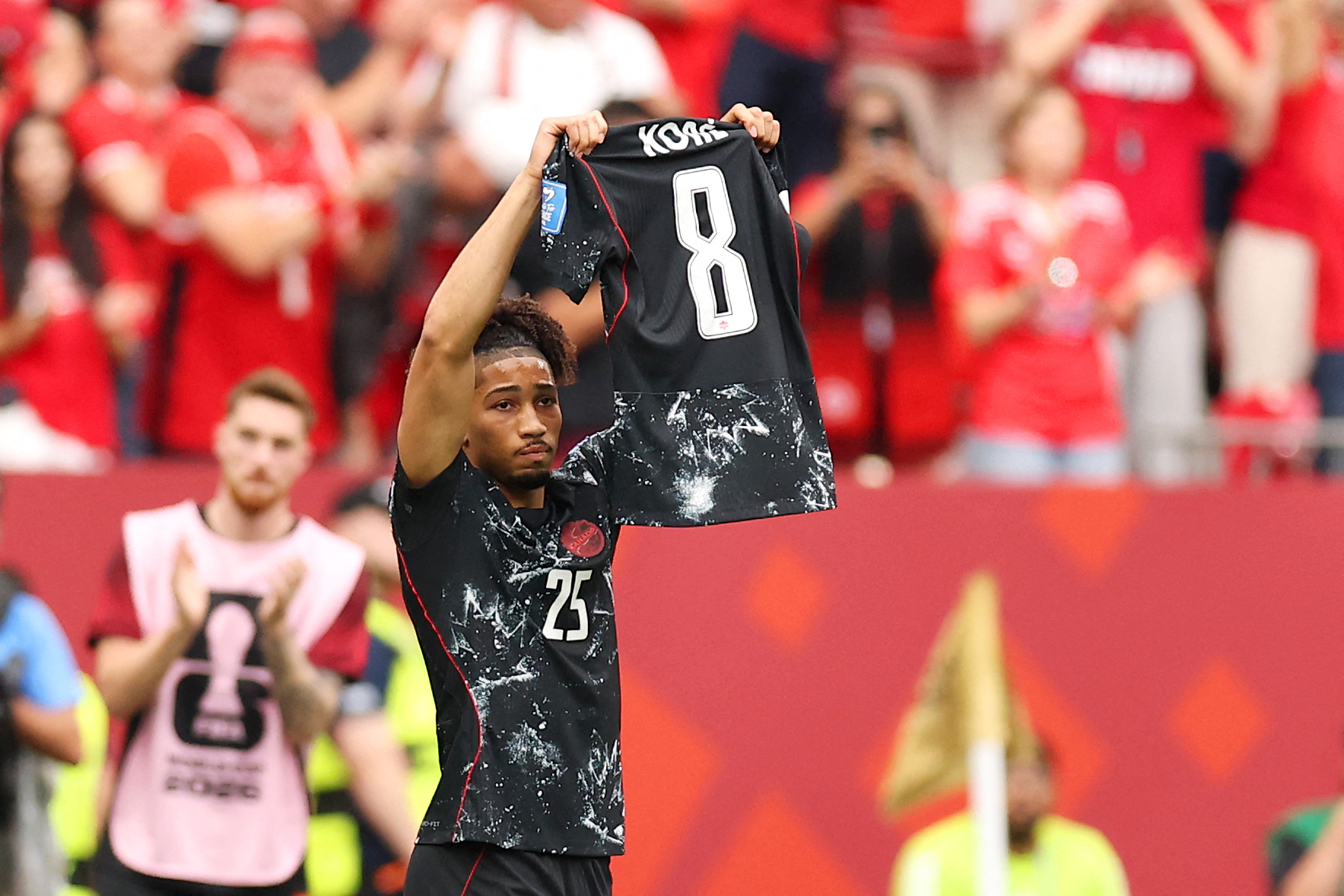 Nathan Saliba dedica a Koné el cuarto gol de Canadá.