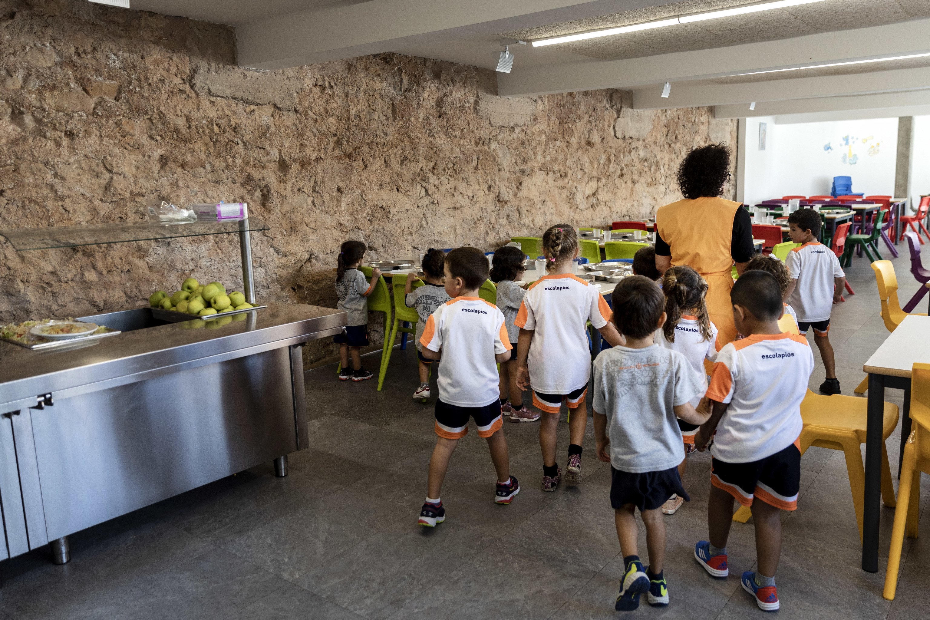 Un grupo de niños en un comedor de una escuela de Gandia.