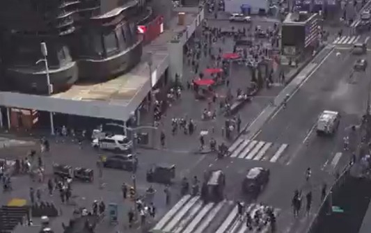 Captura de un vídeo que muestra una concurrida Times Square momentos antes del tiroteo.