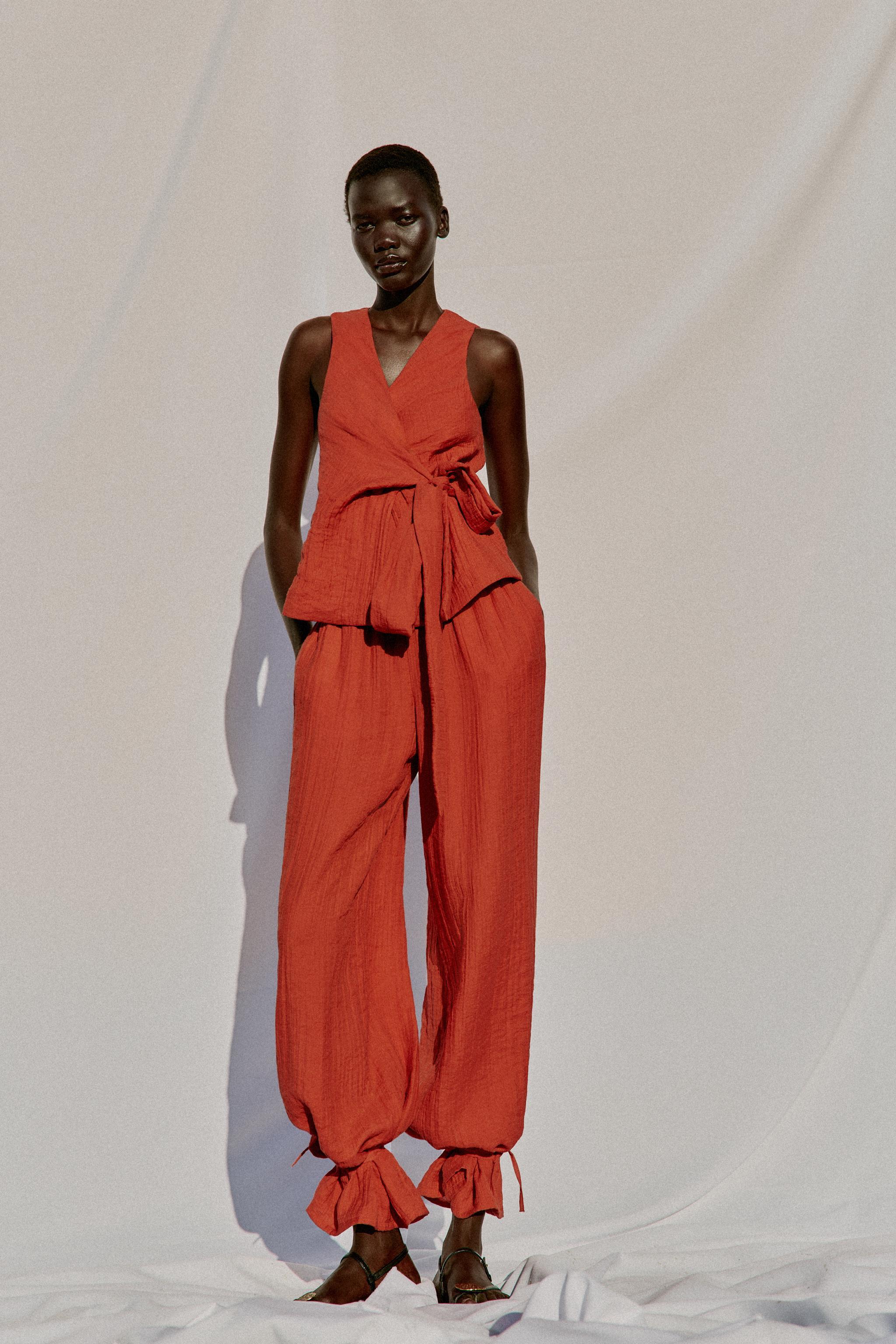 Ya tengo claras mis rebajas: este conjunto de chaleco con lazada y pantalón bombacho de Zara es perfecto para bodas, cenas y eventos de verano