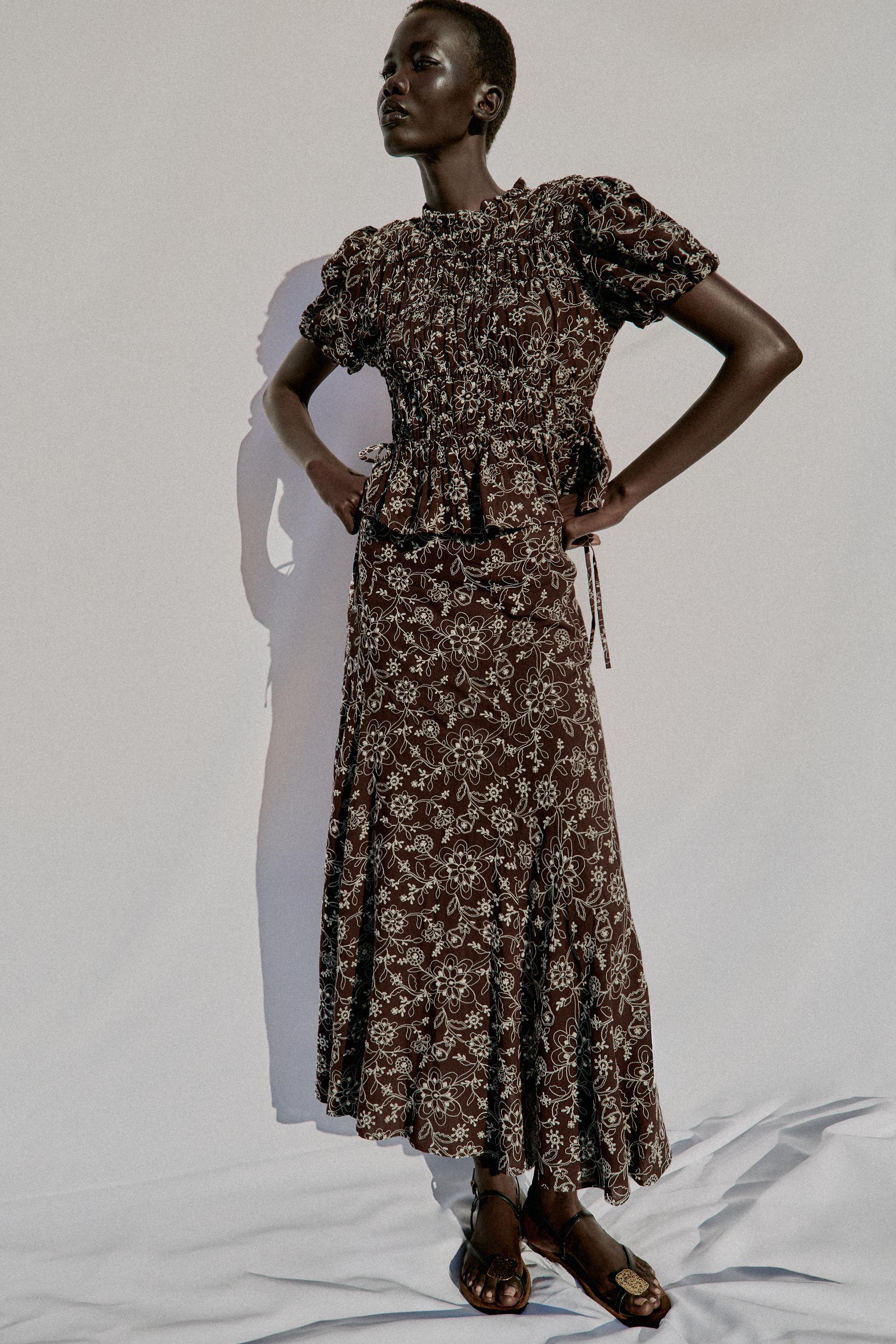 Ya tengo claras mis rebajas: este conjunto de blusa y falda midi con bordados de Zara es perfecto para bodas, cenas y eventos de verano