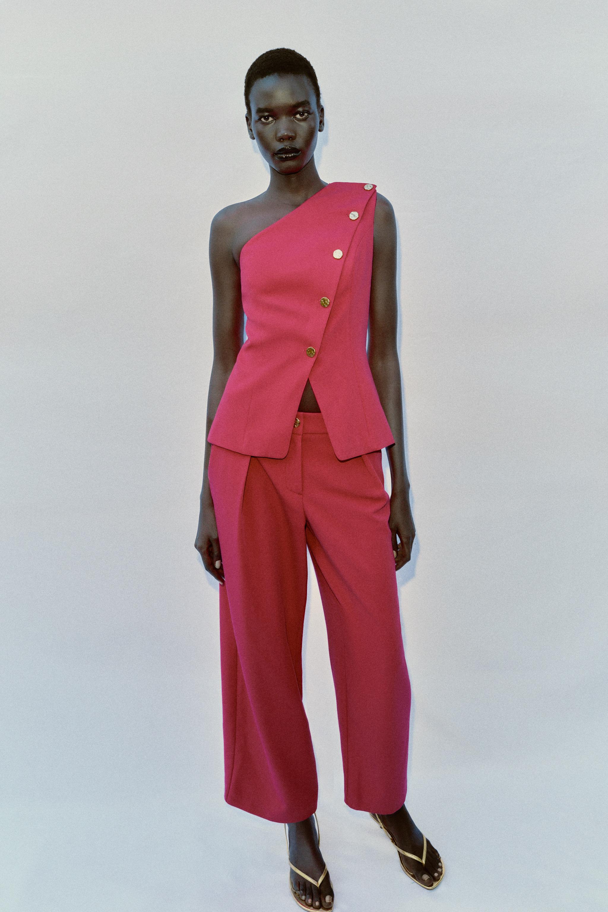 Ya tengo claras mis rebajas: este conjunto de chaleco asimétrico y pantalón carrot de Zara es perfecto para bodas, cenas y eventos de verano