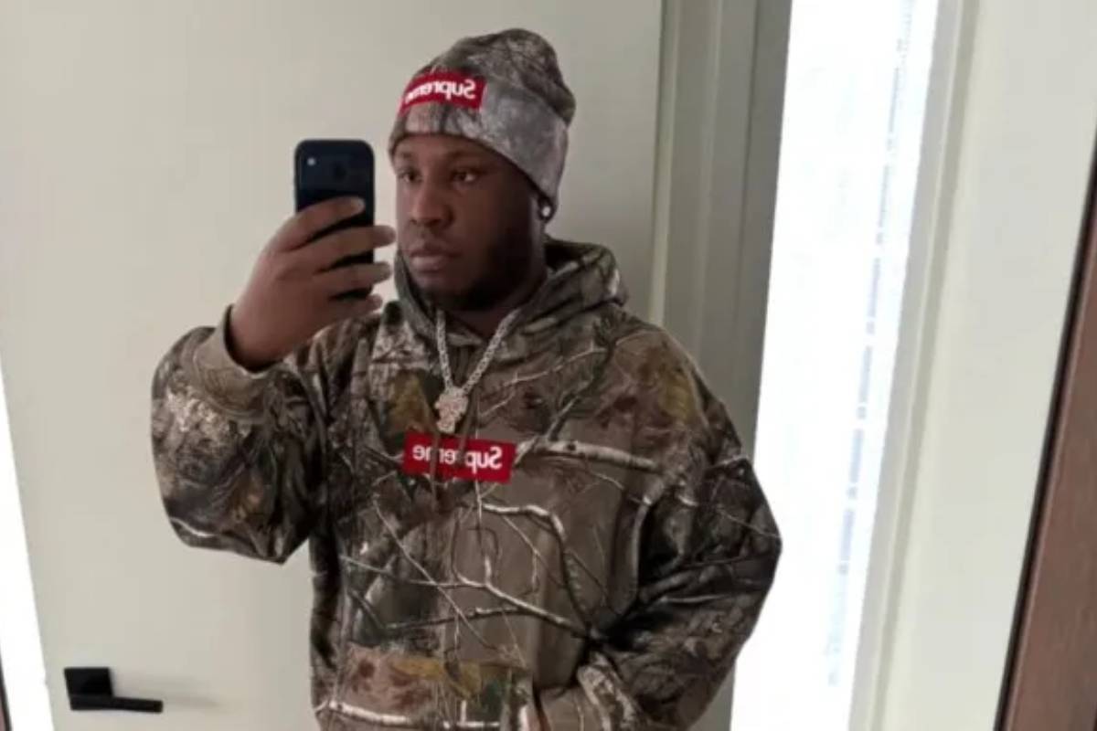 Tay Keith haciéndose un selfie.