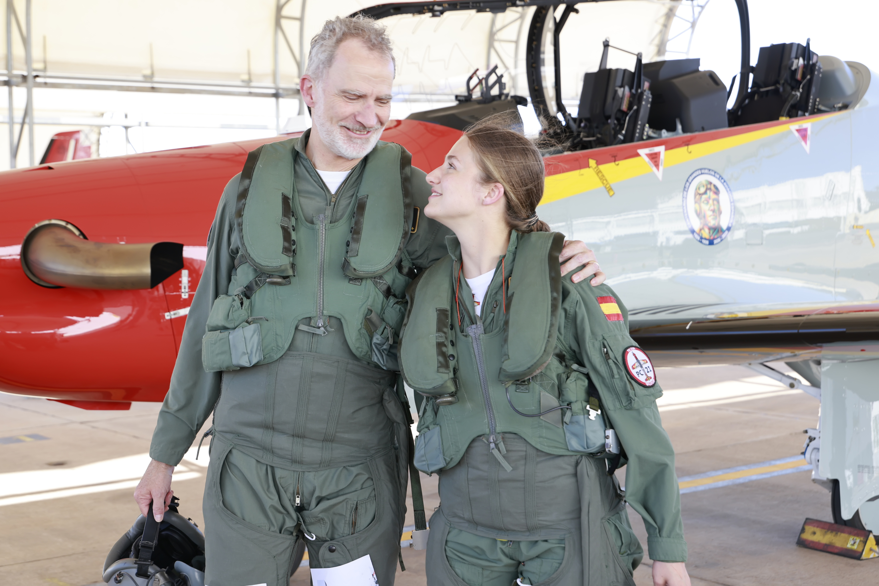 Felipe VI y Leonor se abrazan tras el vuelo