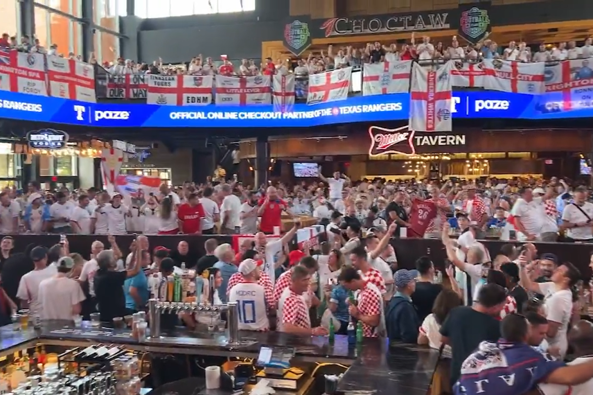 Aficionados británicos y croatas desatan la locura en un bar de Dallas.