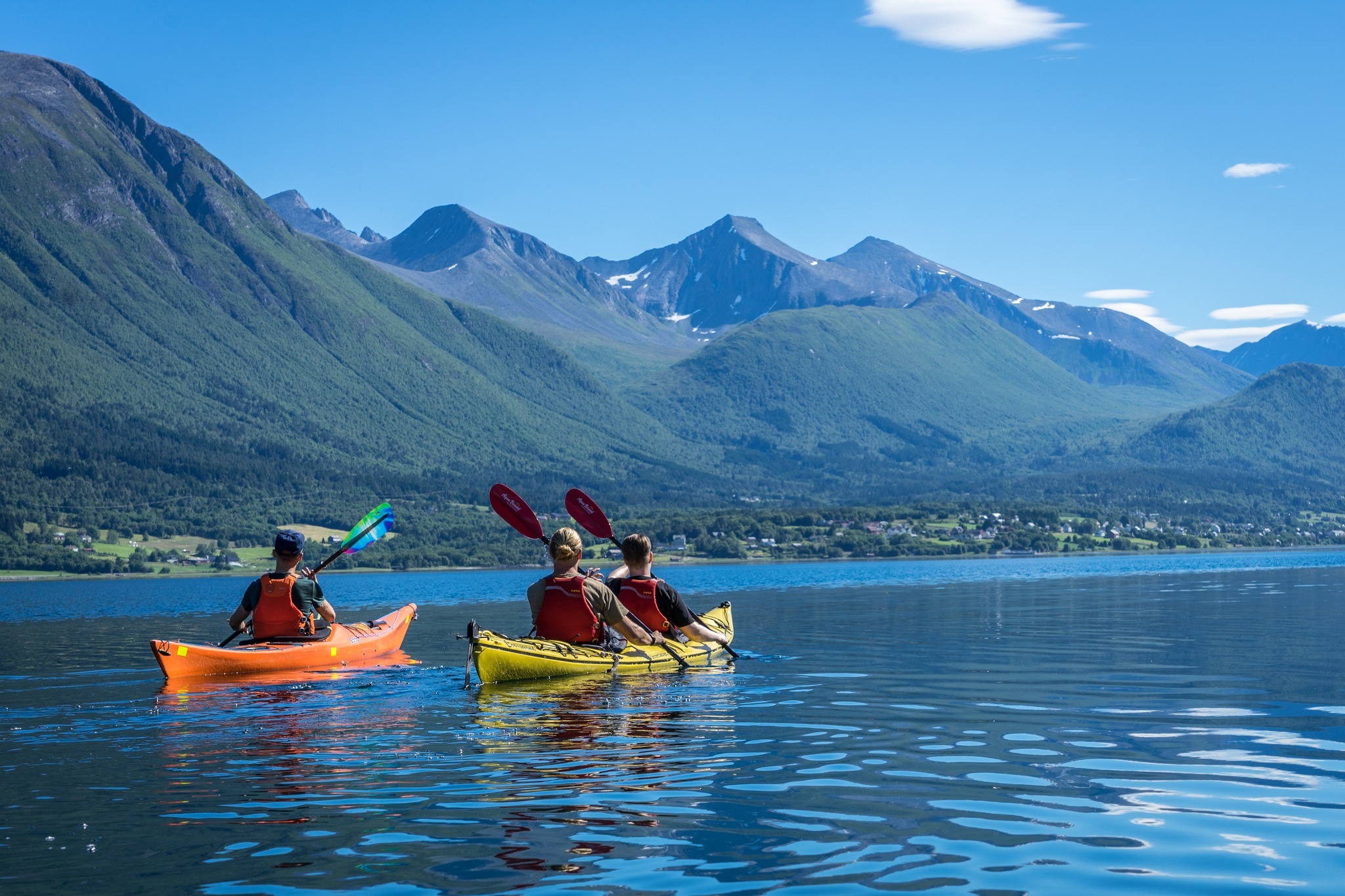 Paseo en kayak por un lago de aguas turquesas.